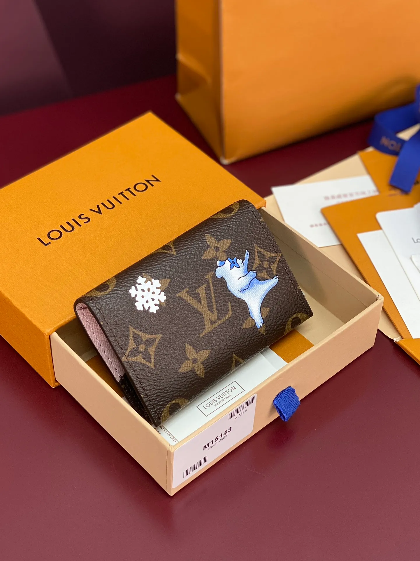 M15343 Christmas model! SLIM Card Holder (High Quality)⚠️ This Slim Card Holder is made of Monogram canvas with a contrasting leather lining, and is a playful interpretation of the classic design with the smart image of the brand mascot Vivienne. Yingze metal hardware and card slots complete the details.  7.3 x 1 x 10.6 cm (height x width x length). 💰360