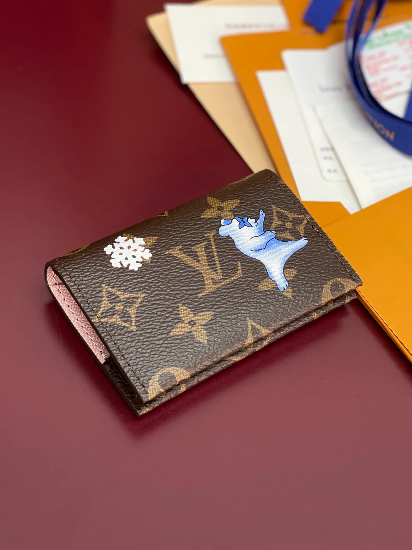 M15343 Christmas model! SLIM Card Holder (High Quality)⚠️ This Slim Card Holder is made of Monogram canvas with a contrasting leather lining, and is a playful interpretation of the classic design with the smart image of the brand mascot Vivienne. Yingze metal hardware and card slots complete the details.  7.3 x 1 x 10.6 cm (height x width x length). 💰360