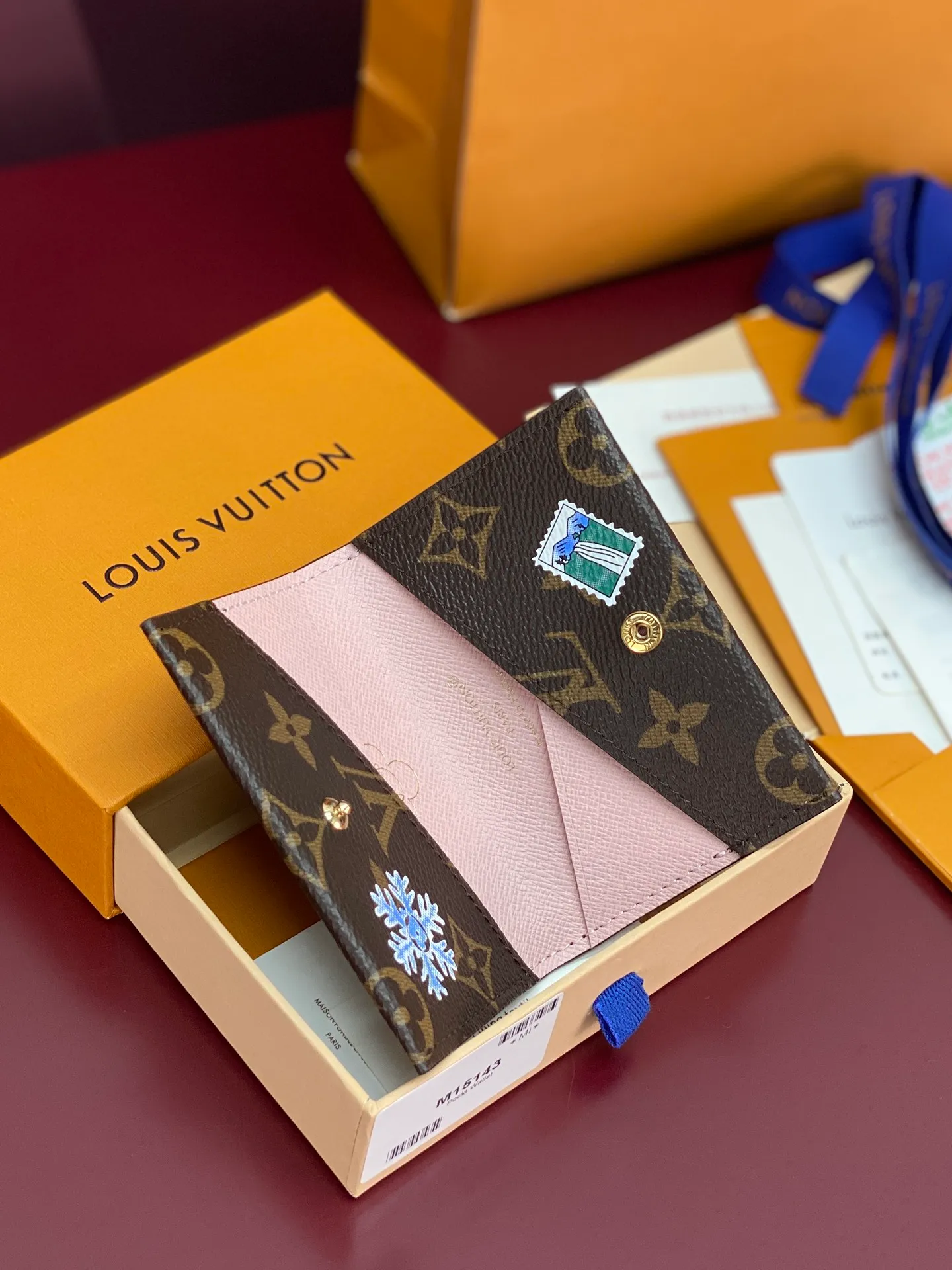 M15343 Christmas model! SLIM Card Holder (High Quality)⚠️ This Slim Card Holder is made of Monogram canvas with a contrasting leather lining, and is a playful interpretation of the classic design with the smart image of the brand mascot Vivienne. Yingze metal hardware and card slots complete the details.  7.3 x 1 x 10.6 cm (height x width x length). 💰360