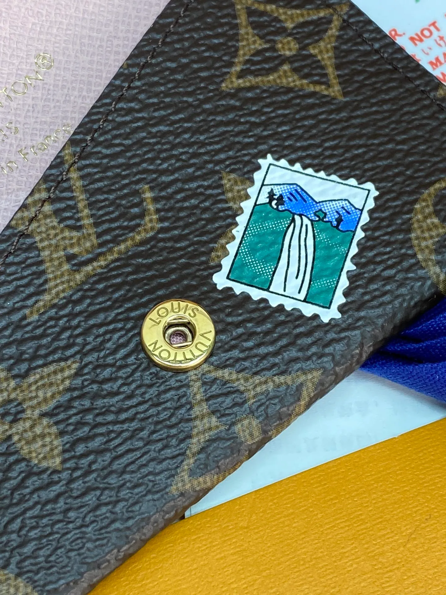 M15343 Christmas model! SLIM Card Holder (High Quality)⚠️ This Slim Card Holder is made of Monogram canvas with a contrasting leather lining, and is a playful interpretation of the classic design with the smart image of the brand mascot Vivienne. Yingze metal hardware and card slots complete the details.  7.3 x 1 x 10.6 cm (height x width x length). 💰360