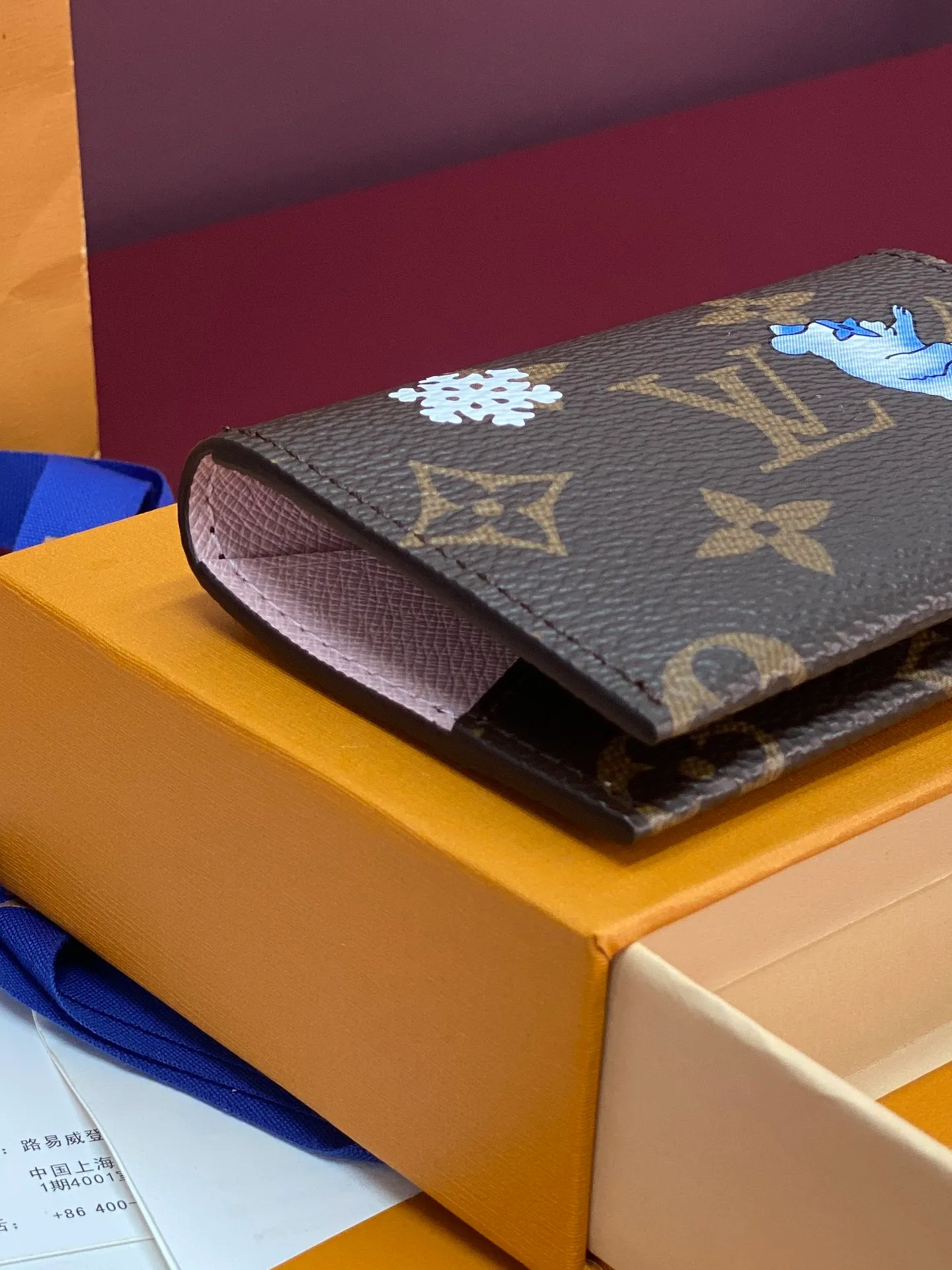 M15343 Christmas model! SLIM Card Holder (High Quality)⚠️ This Slim Card Holder is made of Monogram canvas with a contrasting leather lining, and is a playful interpretation of the classic design with the smart image of the brand mascot Vivienne. Yingze metal hardware and card slots complete the details.  7.3 x 1 x 10.6 cm (height x width x length). 💰360