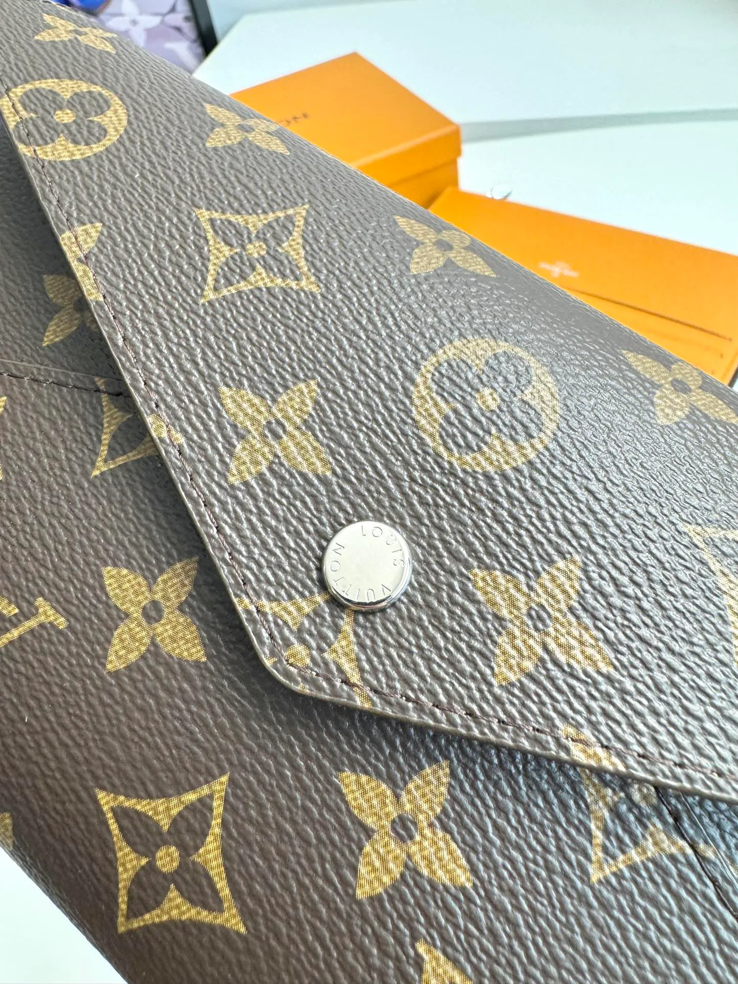 P520🇫🇷Exclusive real shot of overseas original single M12358! The Kirigami Organizer Wallet is named after the Japanese art of paper cutting. Monogram coated canvas creates a fluid structure, while grained leather lining adds pop of color. Equipped with a removable zipper pocket and a card compartment patch pocket for convenient storage of important documents. Size: 23×11×2cm