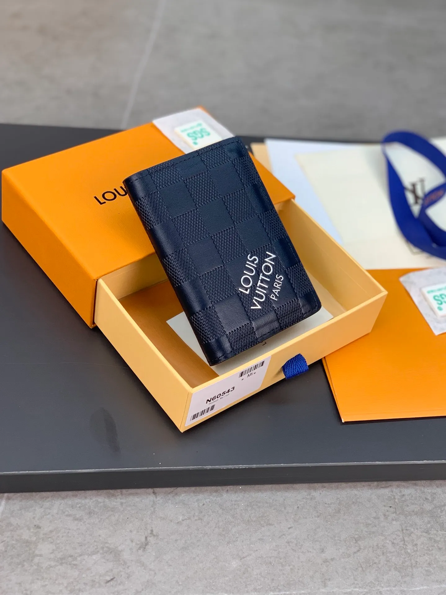 M60543 pressed blue card holder! Pocket Wallet Louis Vuitton's compact Pocket Wallet is the ideal all-in-one wallet that can hold credit cards, banknotes and documents. Set against the background of classic Taiga leather, it is full of modernity and elegance, and is decorated with bold contrasting leather edges. 7.5 x 11.0 cm (length x height). 💰360