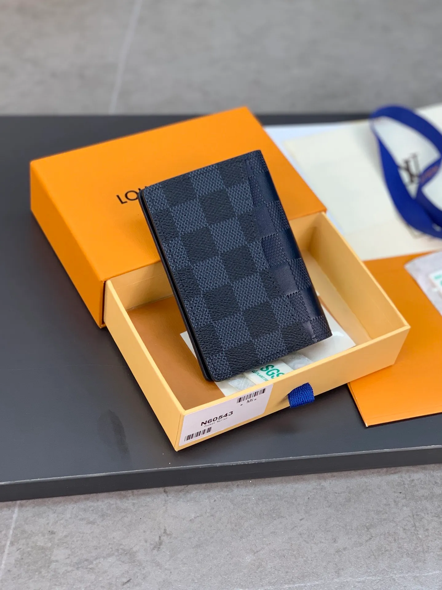 M60543 pressed blue card holder! Pocket Wallet Louis Vuitton's compact Pocket Wallet is the ideal all-in-one wallet that can hold credit cards, banknotes and documents. Set against the background of classic Taiga leather, it is full of modernity and elegance, and is decorated with bold contrasting leather edges. 7.5 x 11.0 cm (length x height). 💰360