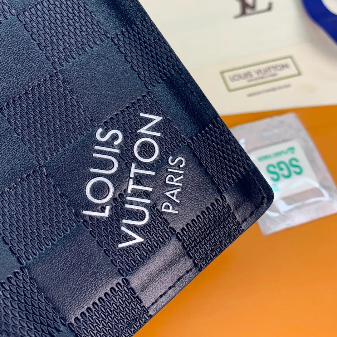 M60543 pressed blue card holder! Pocket Wallet Louis Vuitton's compact Pocket Wallet is the ideal all-in-one wallet that can hold credit cards, banknotes and documents. Set against the background of classic Taiga leather, it is full of modernity and elegance, and is decorated with bold contrasting leather edges. 7.5 x 11.0 cm (length x height). 💰360