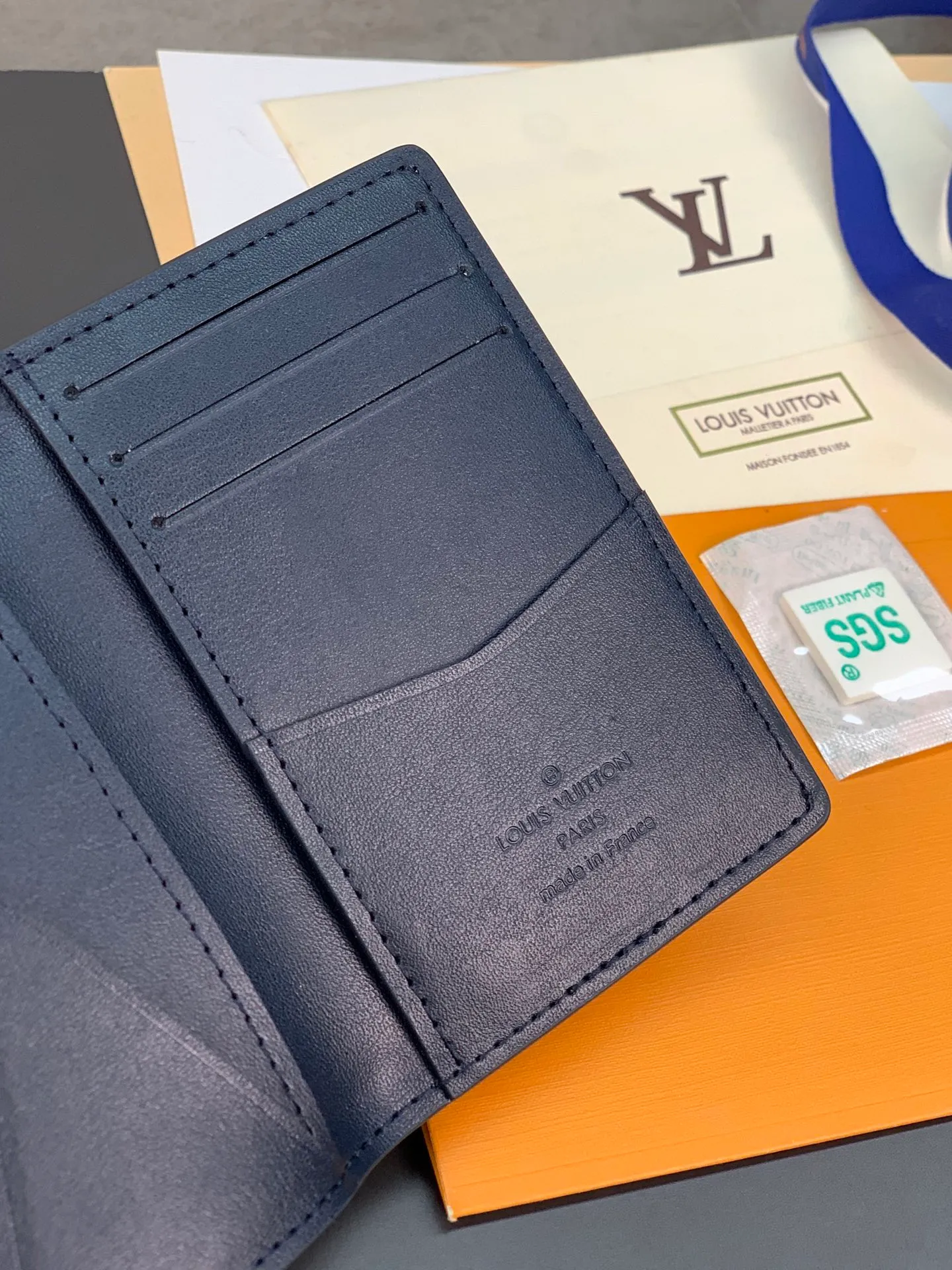 M60543 pressed blue card holder! Pocket Wallet Louis Vuitton's compact Pocket Wallet is the ideal all-in-one wallet that can hold credit cards, banknotes and documents. Set against the background of classic Taiga leather, it is full of modernity and elegance, and is decorated with bold contrasting leather edges. 7.5 x 11.0 cm (length x height). 💰360