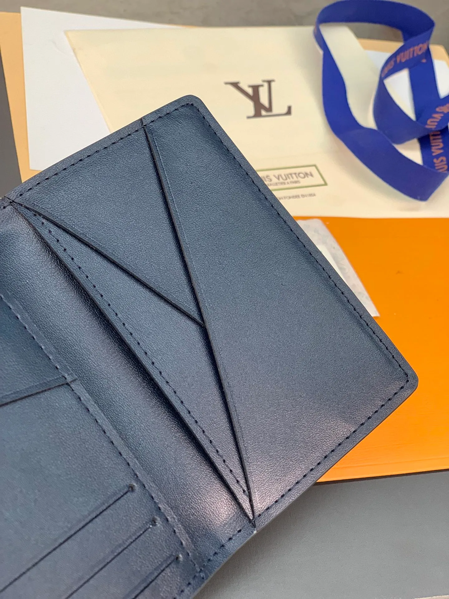 M60543 pressed blue card holder! Pocket Wallet Louis Vuitton's compact Pocket Wallet is the ideal all-in-one wallet that can hold credit cards, banknotes and documents. Set against the background of classic Taiga leather, it is full of modernity and elegance, and is decorated with bold contrasting leather edges. 7.5 x 11.0 cm (length x height). 💰360