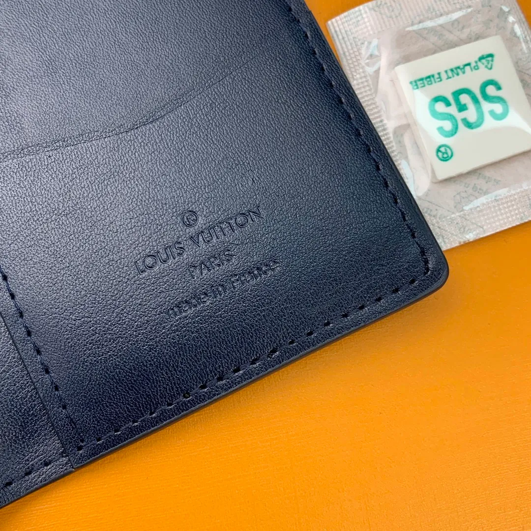M60543 pressed blue card holder! Pocket Wallet Louis Vuitton's compact Pocket Wallet is the ideal all-in-one wallet that can hold credit cards, banknotes and documents. Set against the background of classic Taiga leather, it is full of modernity and elegance, and is decorated with bold contrasting leather edges. 7.5 x 11.0 cm (length x height). 💰360