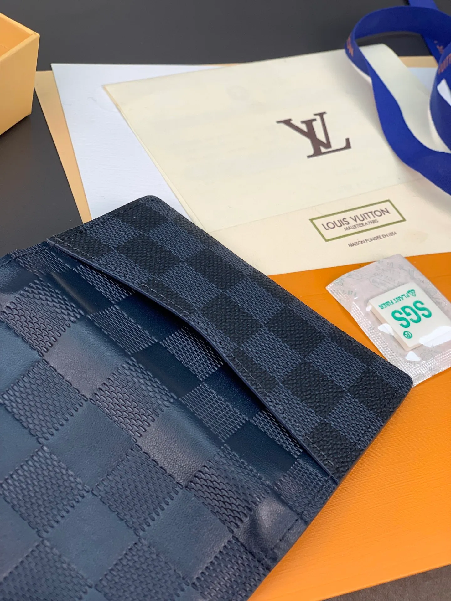 M60543 pressed blue card holder! Pocket Wallet Louis Vuitton's compact Pocket Wallet is the ideal all-in-one wallet that can hold credit cards, banknotes and documents. Set against the background of classic Taiga leather, it is full of modernity and elegance, and is decorated with bold contrasting leather edges. 7.5 x 11.0 cm (length x height). 💰360