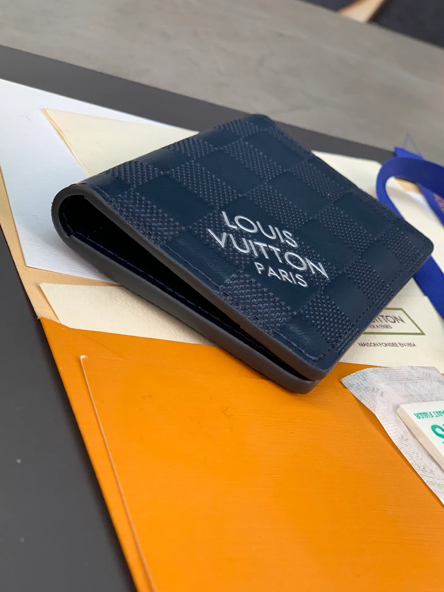 M60543 pressed blue card holder! Pocket Wallet Louis Vuitton's compact Pocket Wallet is the ideal all-in-one wallet that can hold credit cards, banknotes and documents. Set against the background of classic Taiga leather, it is full of modernity and elegance, and is decorated with bold contrasting leather edges. 7.5 x 11.0 cm (length x height). 💰360