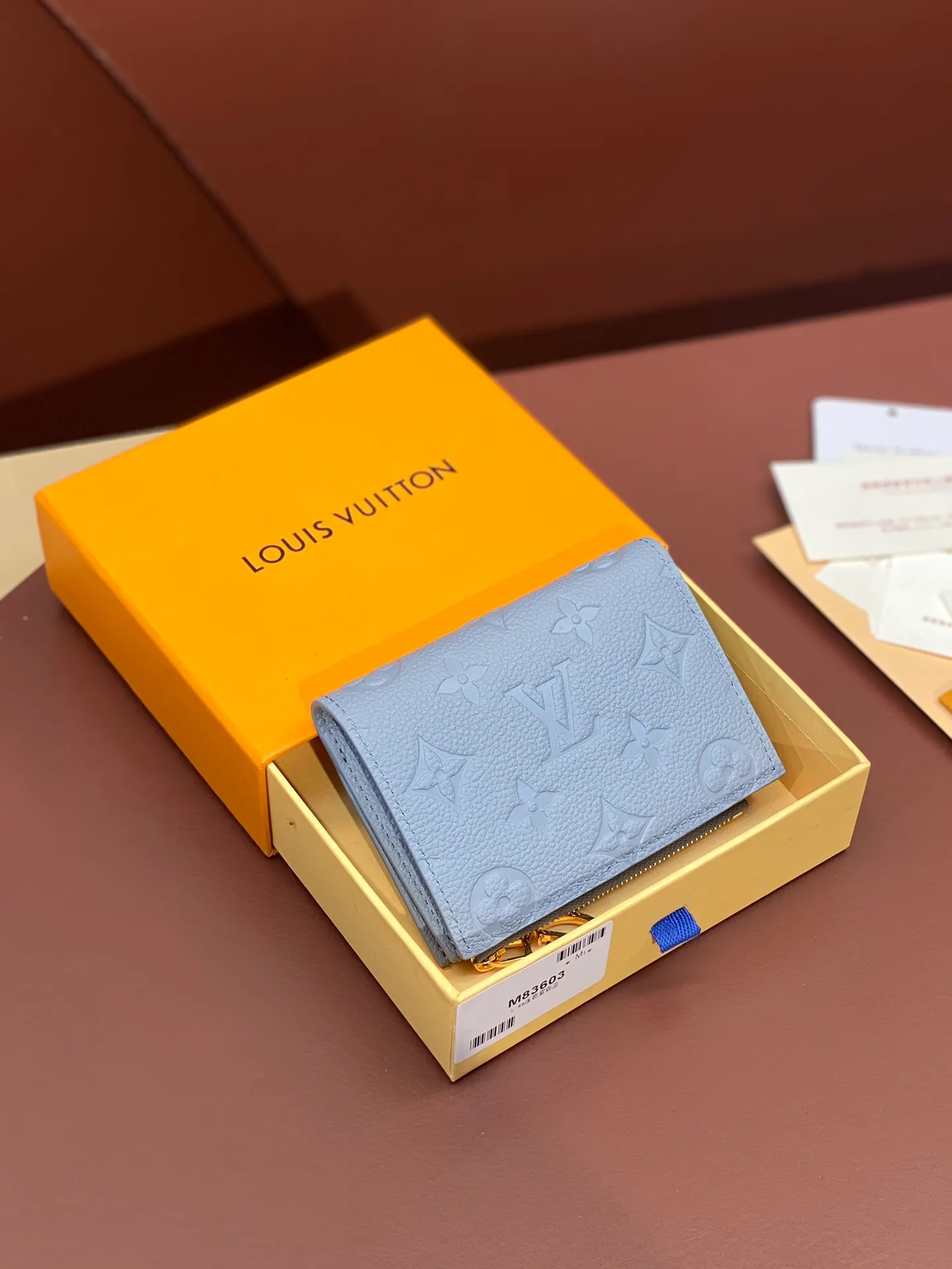 💰440 M83603 haze blue! Made of top layer cowhide! Portefeuil Lisa Compact wallet made of Monogram canvas. It has a laminated coin pocket with a handle. It is also attractive in size suitable for small bags and clutches. It has a bill compartment on the inside. 2 flat pockets and 4 card slots. Size: 9×11.5×1.5cm. .