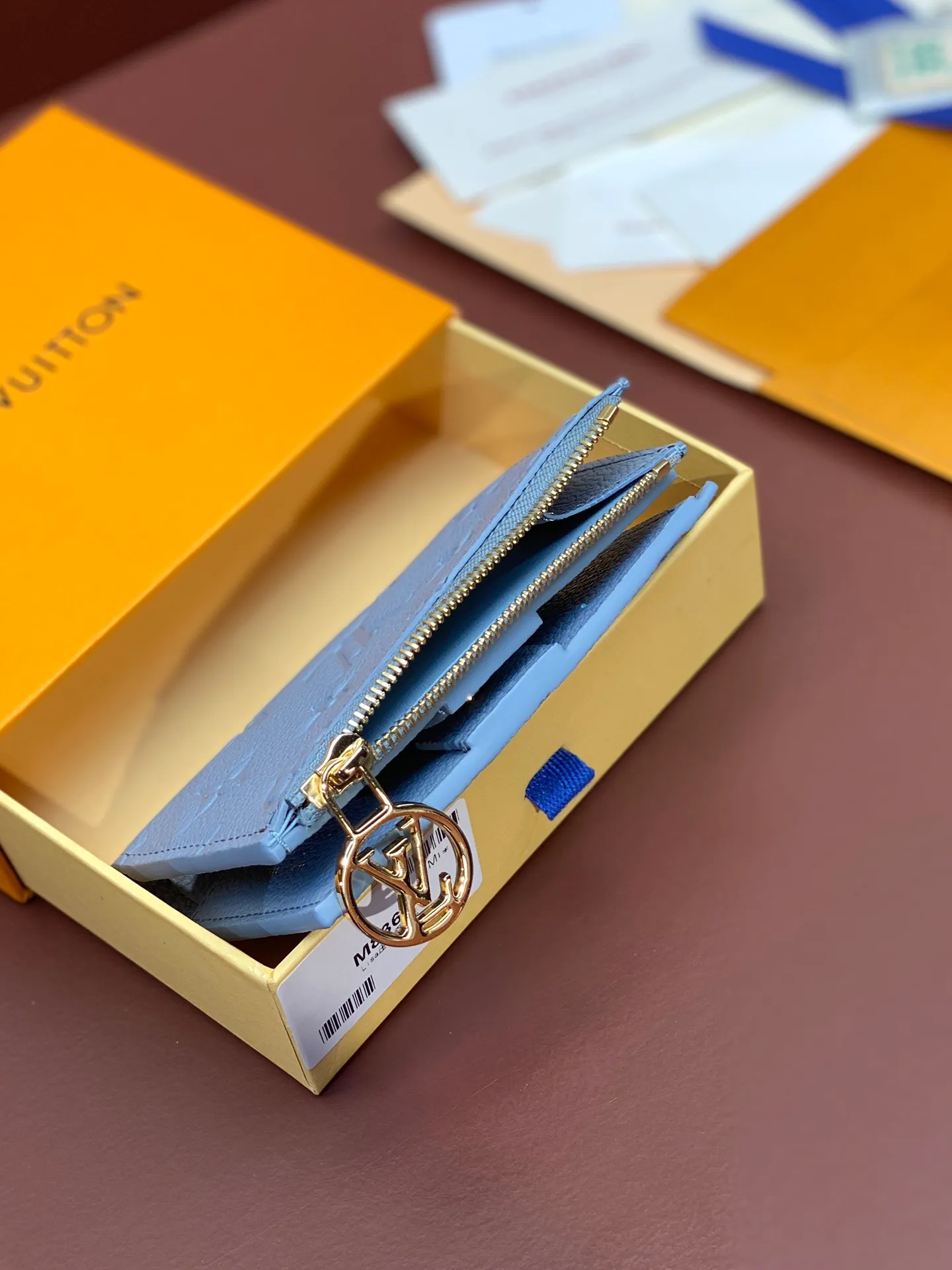 💰440 M83603 haze blue! Made of top layer cowhide! Portefeuil Lisa Compact wallet made of Monogram canvas. It has a laminated coin pocket with a handle. It is also attractive in size suitable for small bags and clutches. It has a bill compartment on the inside. 2 flat pockets and 4 card slots. Size: 9×11.5×1.5cm. .