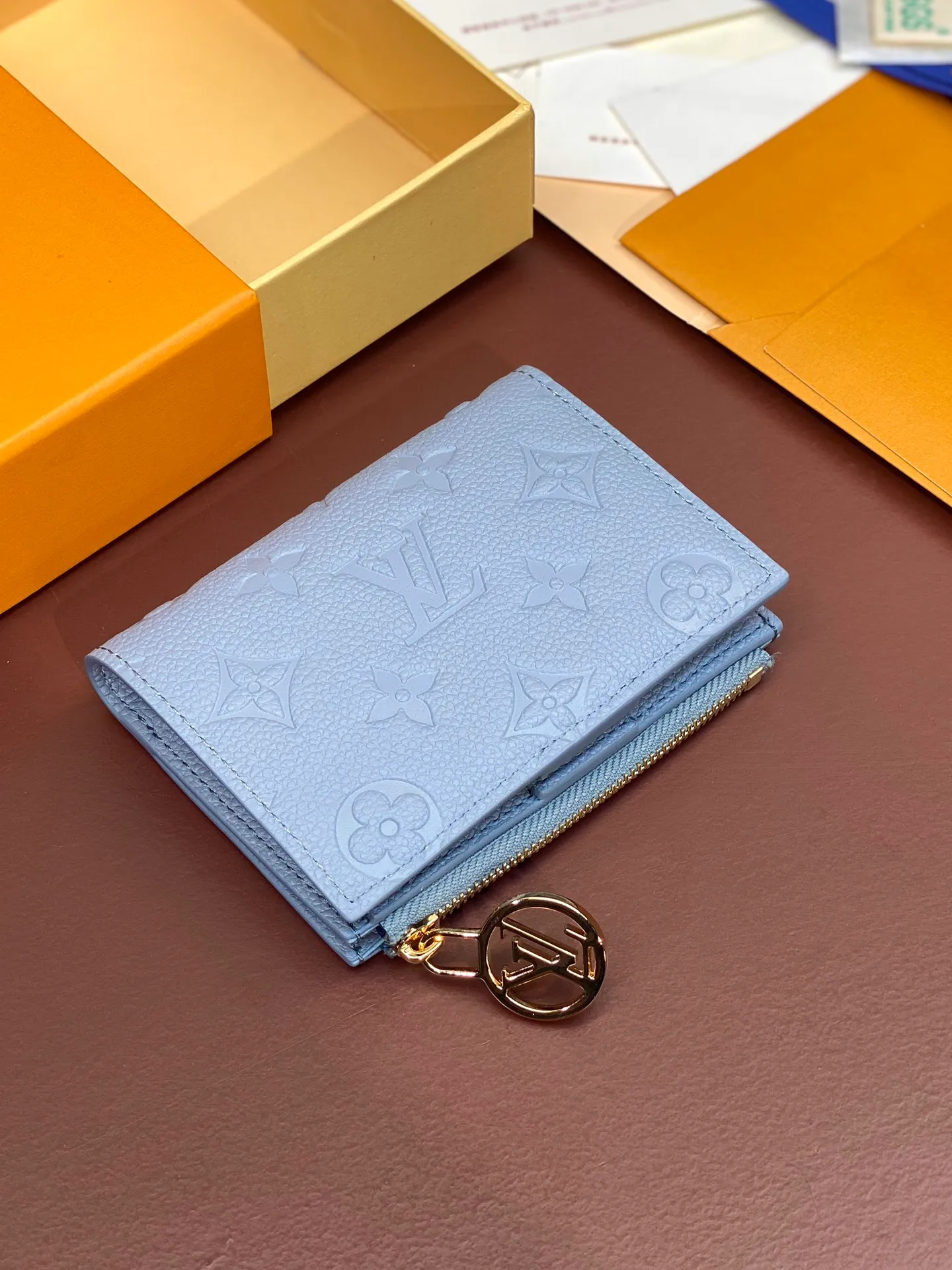 💰440 M83603 haze blue! Made of top layer cowhide! Portefeuil Lisa Compact wallet made of Monogram canvas. It has a laminated coin pocket with a handle. It is also attractive in size suitable for small bags and clutches. It has a bill compartment on the inside. 2 flat pockets and 4 card slots. Size: 9×11.5×1.5cm. .