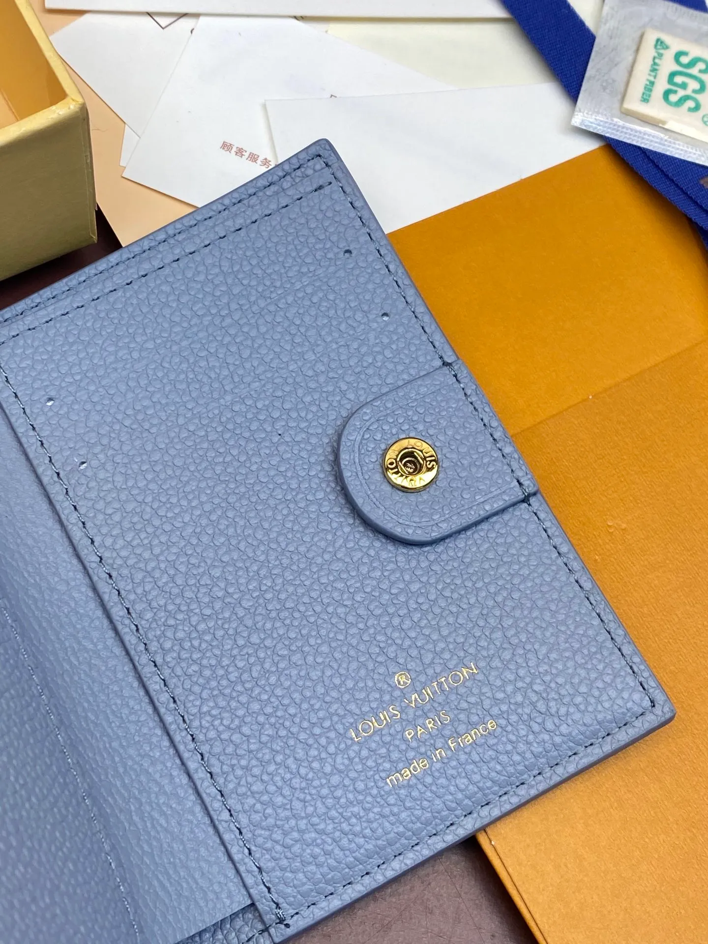 💰440 M83603 haze blue! Made of top layer cowhide! Portefeuil Lisa Compact wallet made of Monogram canvas. It has a laminated coin pocket with a handle. It is also attractive in size suitable for small bags and clutches. It has a bill compartment on the inside. 2 flat pockets and 4 card slots. Size: 9×11.5×1.5cm. .
