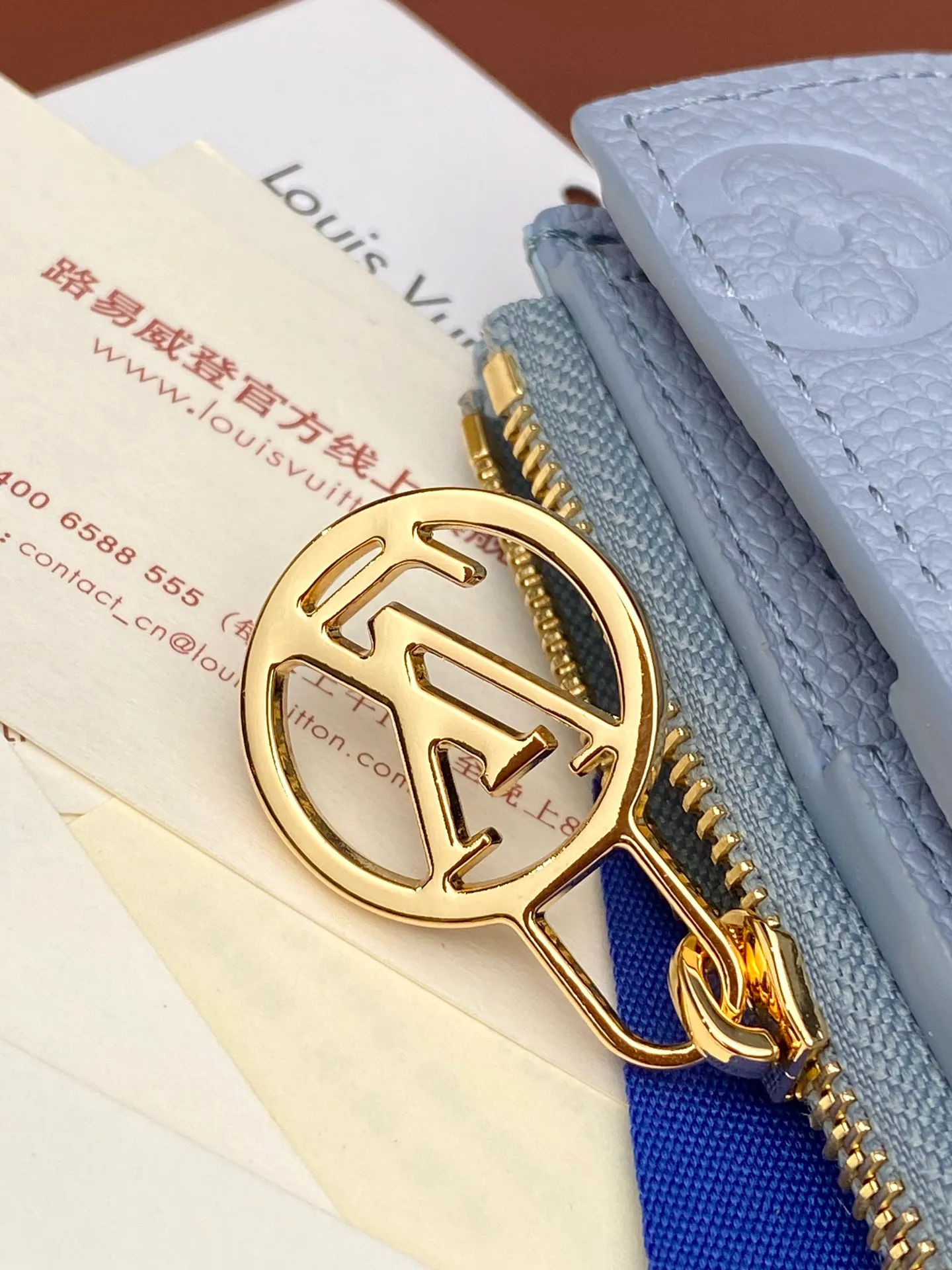 💰440 M83603 haze blue! Made of top layer cowhide! Portefeuil Lisa Compact wallet made of Monogram canvas. It has a laminated coin pocket with a handle. It is also attractive in size suitable for small bags and clutches. It has a bill compartment on the inside. 2 flat pockets and 4 card slots. Size: 9×11.5×1.5cm. .