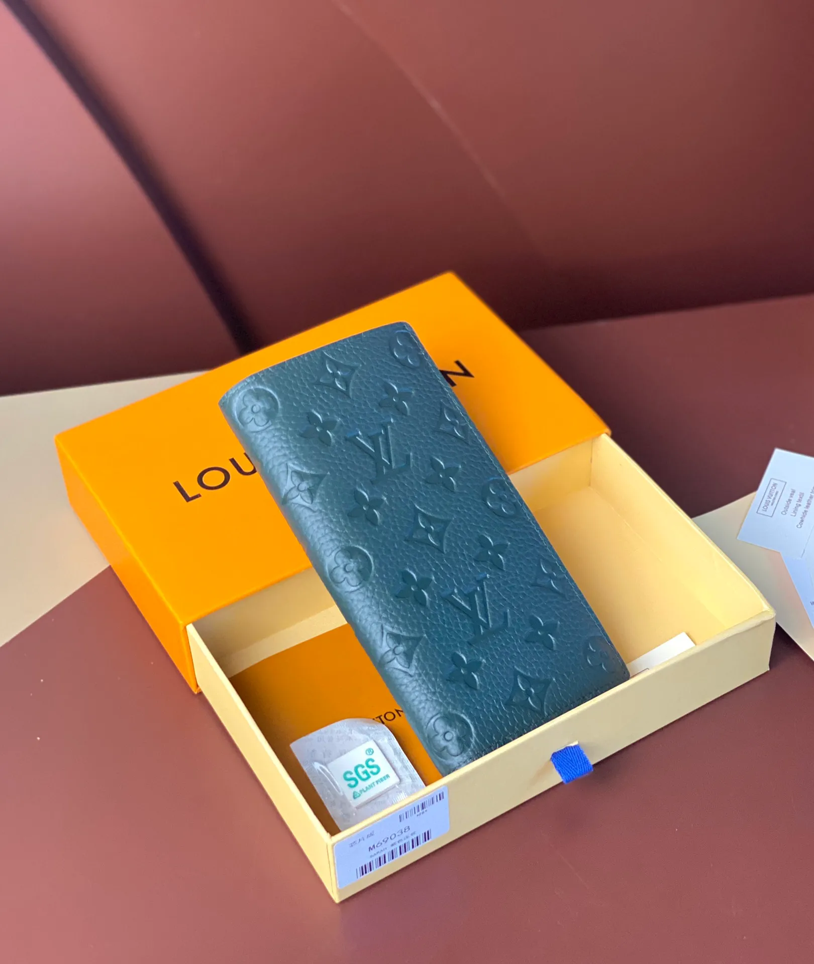 💰 480 M69038 Green! The chip version, (made of top-grain cowhide) Brazza wallet is made of soft Taurillon leather embossed with the Monogram pattern. It has various card slots, pockets and a large zippered coin compartment. It has ample capacity and can easily fit in most jacket pockets. Dimensions 10 x 19 x 2 cm (length x height x width).