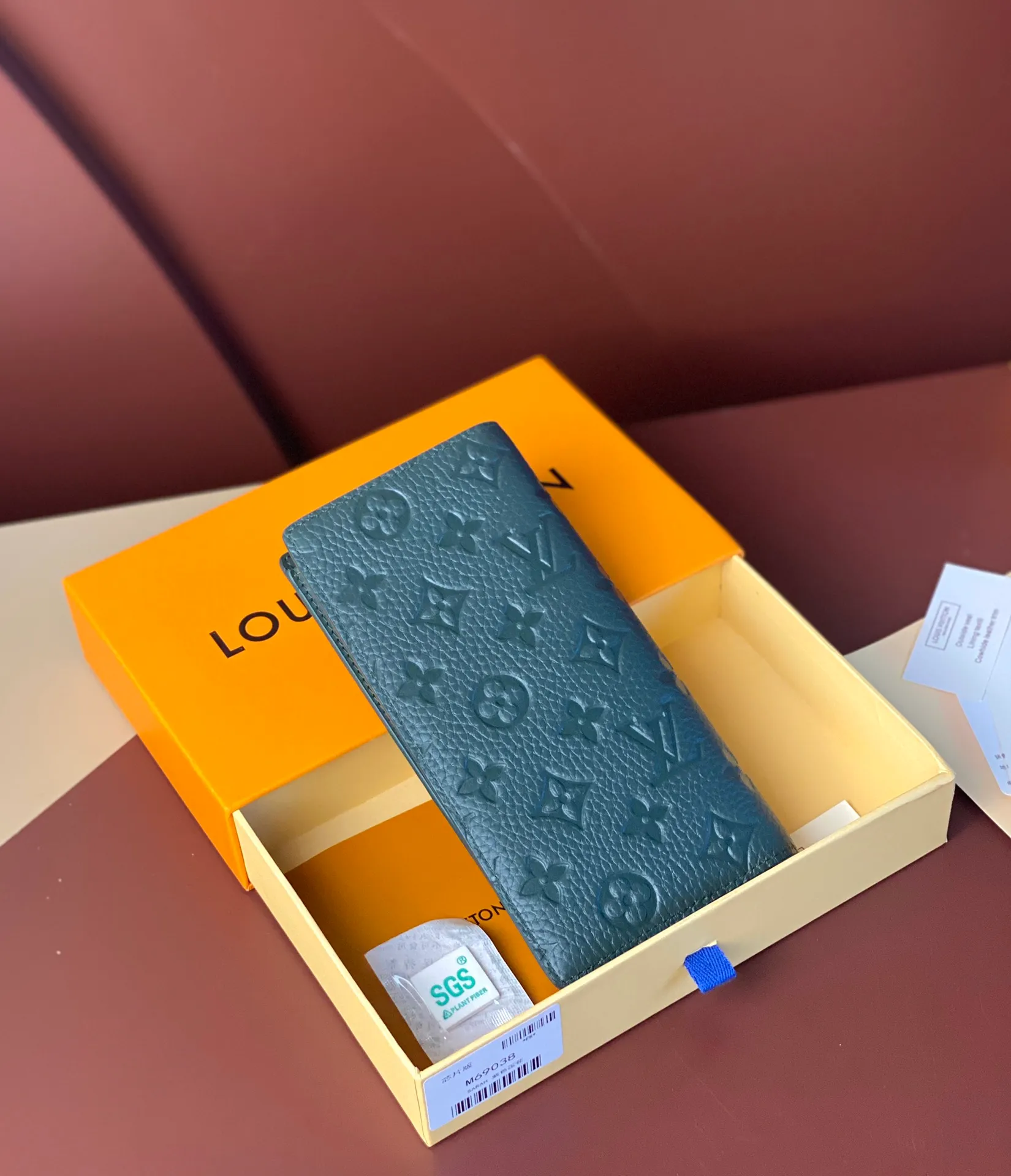 💰 480 M69038 Green! The chip version, (made of top-grain cowhide) Brazza wallet is made of soft Taurillon leather embossed with the Monogram pattern. It has various card slots, pockets and a large zippered coin compartment. It has ample capacity and can easily fit in most jacket pockets. Dimensions 10 x 19 x 2 cm (length x height x width).