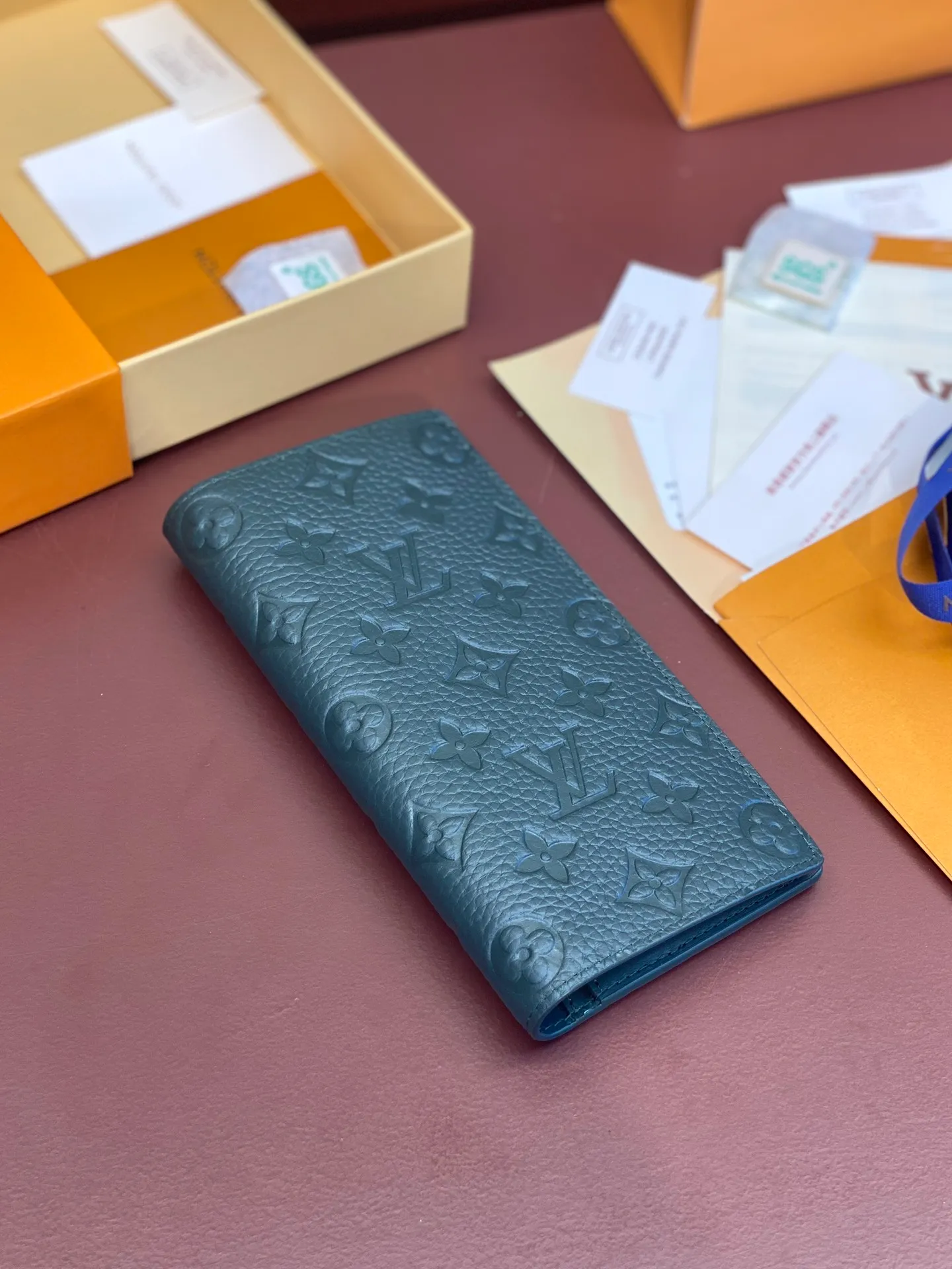 💰 480 M69038 Green! The chip version, (made of top-grain cowhide) Brazza wallet is made of soft Taurillon leather embossed with the Monogram pattern. It has various card slots, pockets and a large zippered coin compartment. It has ample capacity and can easily fit in most jacket pockets. Dimensions 10 x 19 x 2 cm (length x height x width).