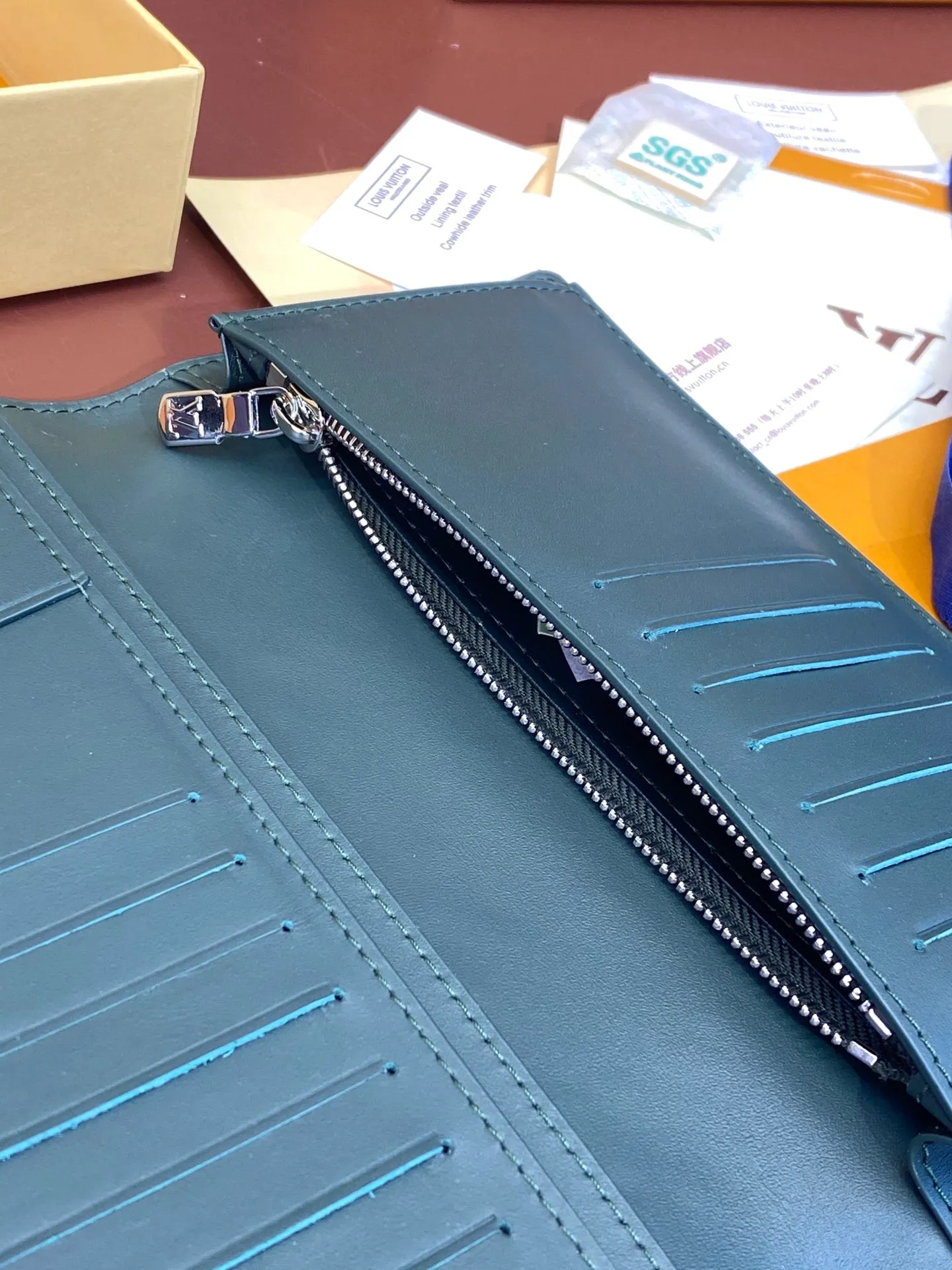 💰 480 M69038 Green! The chip version, (made of top-grain cowhide) Brazza wallet is made of soft Taurillon leather embossed with the Monogram pattern. It has various card slots, pockets and a large zippered coin compartment. It has ample capacity and can easily fit in most jacket pockets. Dimensions 10 x 19 x 2 cm (length x height x width).