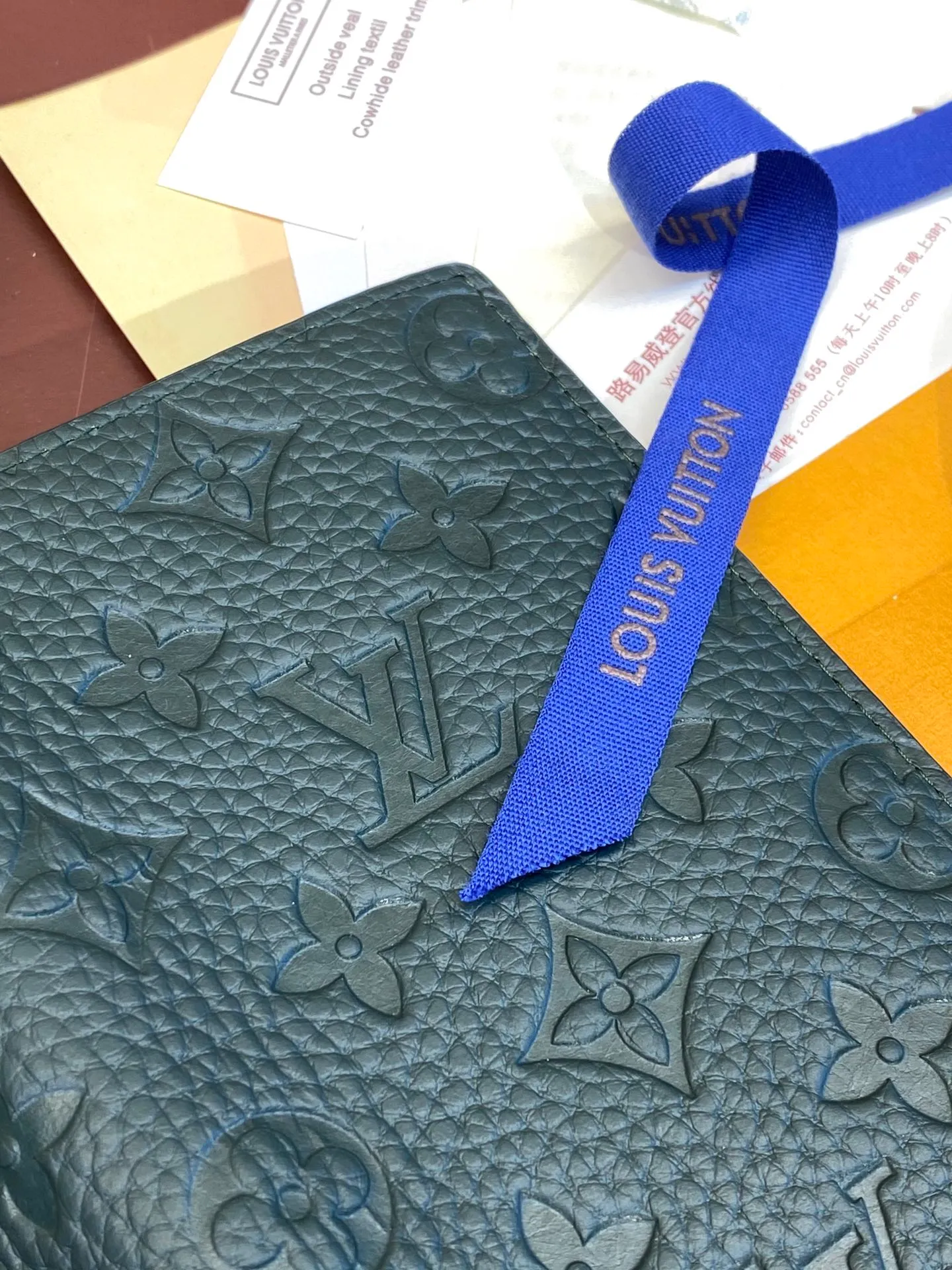 💰 480 M69038 Green! The chip version, (made of top-grain cowhide) Brazza wallet is made of soft Taurillon leather embossed with the Monogram pattern. It has various card slots, pockets and a large zippered coin compartment. It has ample capacity and can easily fit in most jacket pockets. Dimensions 10 x 19 x 2 cm (length x height x width).