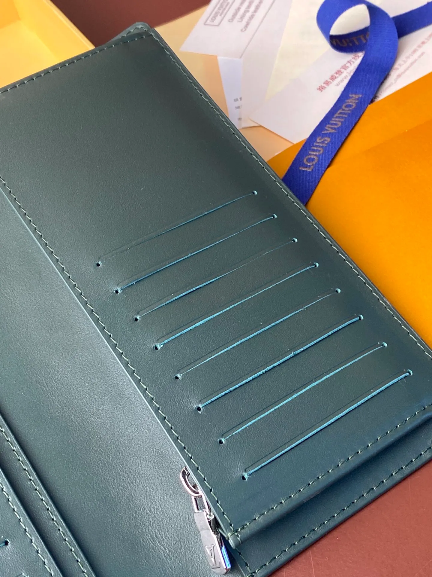 💰 480 M69038 Green! The chip version, (made of top-grain cowhide) Brazza wallet is made of soft Taurillon leather embossed with the Monogram pattern. It has various card slots, pockets and a large zippered coin compartment. It has ample capacity and can easily fit in most jacket pockets. Dimensions 10 x 19 x 2 cm (length x height x width).