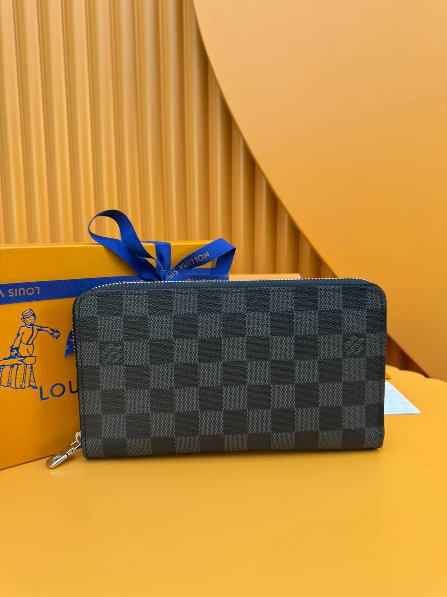 N63077 "Special Duty Free" ♻️[Official Special Edition·First Class Material·All Steel Hardware·Anti-Counterfeiting Chip·Full Packaging] This Zippy organizational wallet is made of Damier Ebene canvas and equipped with a Ruht-color metal surface. Its well-designed interior includes 16 card slots, a zippered pocket to store coins, and a flat pocket to store banknotes. Two large fan compartments accommodate banknotes, documents and passports. 21x11.5x2cm 💰820