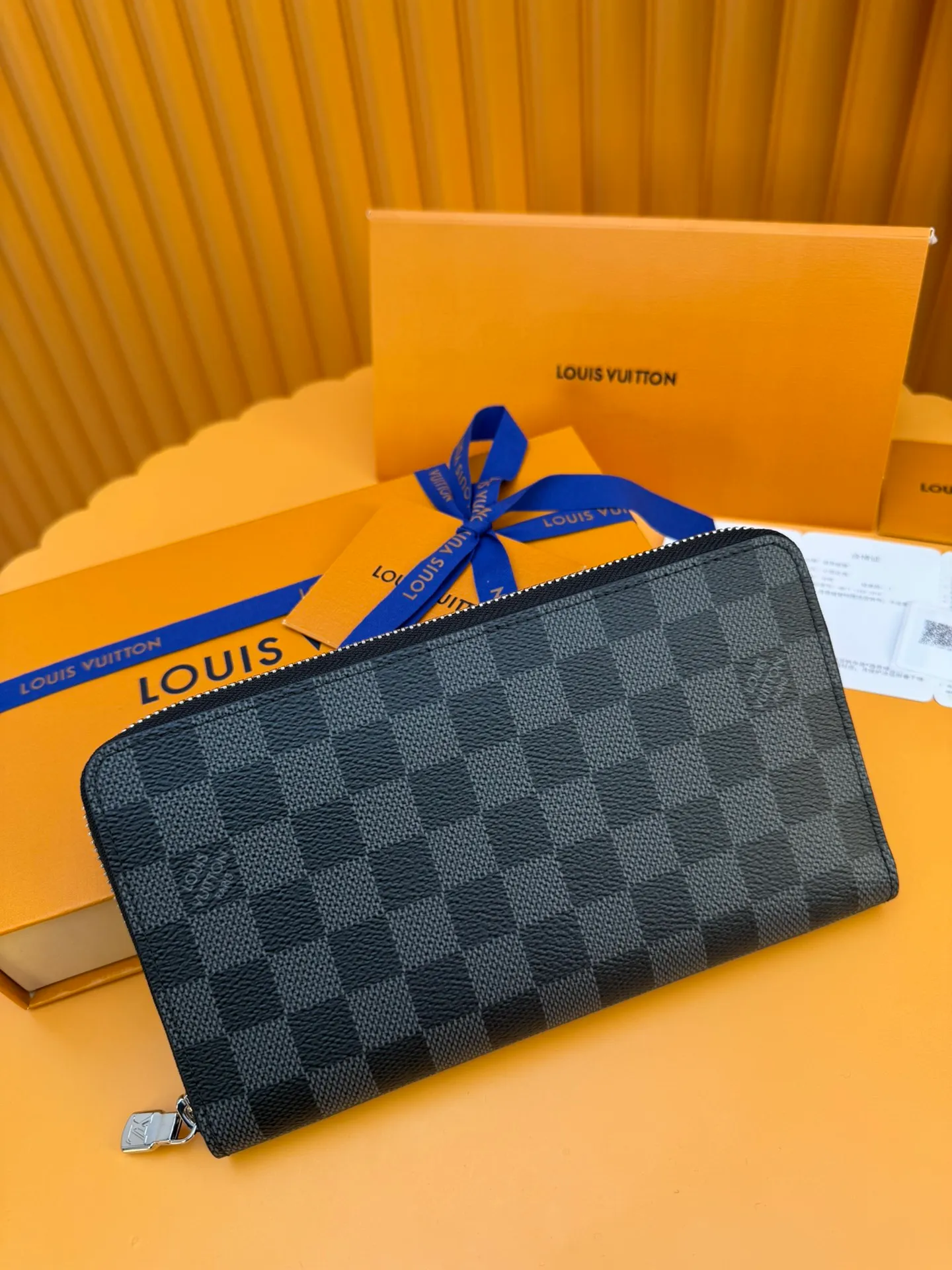 N63077 "Special Duty Free" ♻️[Official Special Edition·First Class Material·All Steel Hardware·Anti-Counterfeiting Chip·Full Packaging] This Zippy organizational wallet is made of Damier Ebene canvas and equipped with a Ruht-color metal surface. Its well-designed interior includes 16 card slots, a zippered pocket to store coins, and a flat pocket to store banknotes. Two large fan compartments accommodate banknotes, documents and passports. 21x11.5x2cm 💰820