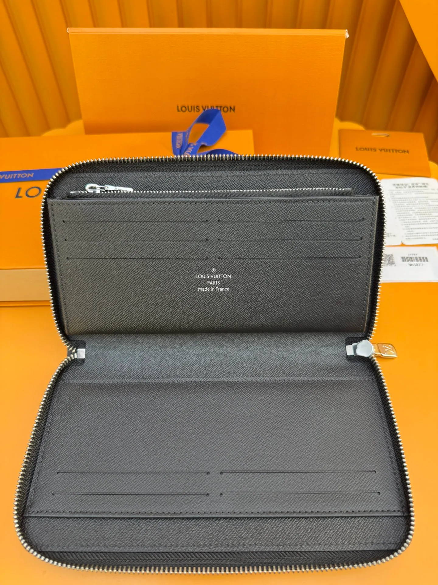 N63077 "Special Duty Free" ♻️[Official Special Edition·First Class Material·All Steel Hardware·Anti-Counterfeiting Chip·Full Packaging] This Zippy organizational wallet is made of Damier Ebene canvas and equipped with a Ruht-color metal surface. Its well-designed interior includes 16 card slots, a zippered pocket to store coins, and a flat pocket to store banknotes. Two large fan compartments accommodate banknotes, documents and passports. 21x11.5x2cm 💰820
