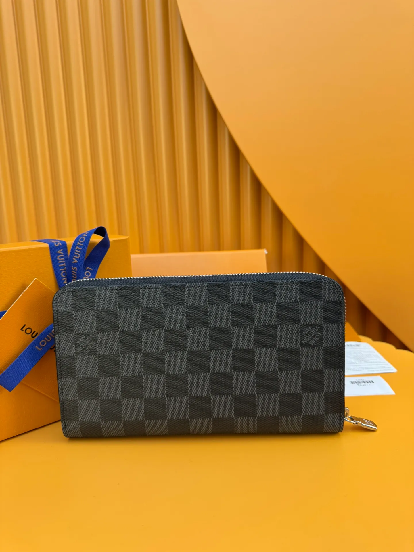 N63077 "Special Duty Free" ♻️[Official Special Edition·First Class Material·All Steel Hardware·Anti-Counterfeiting Chip·Full Packaging] This Zippy organizational wallet is made of Damier Ebene canvas and equipped with a Ruht-color metal surface. Its well-designed interior includes 16 card slots, a zippered pocket to store coins, and a flat pocket to store banknotes. Two large fan compartments accommodate banknotes, documents and passports. 21x11.5x2cm 💰820