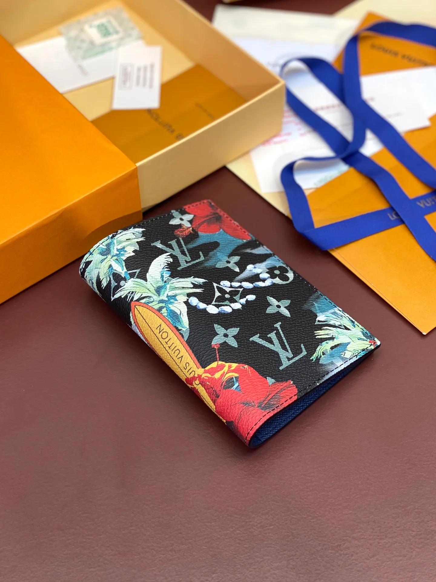 💰340 N64501 Skateboard 🛹 Royal blue! Passport holder! The perfect companion for traveling in style. Lined with luxurious grained calfskin and featuring a multi-compartment interior, this is a classic travel accessory. The image of a giraffe carrying a gorgeous Louis Vuitton handbag and making a shopping spree transforms this elegant passport holder into the embodiment of cuteness. 10.0 x 14.0 x 2.5 cm (length x height x width).