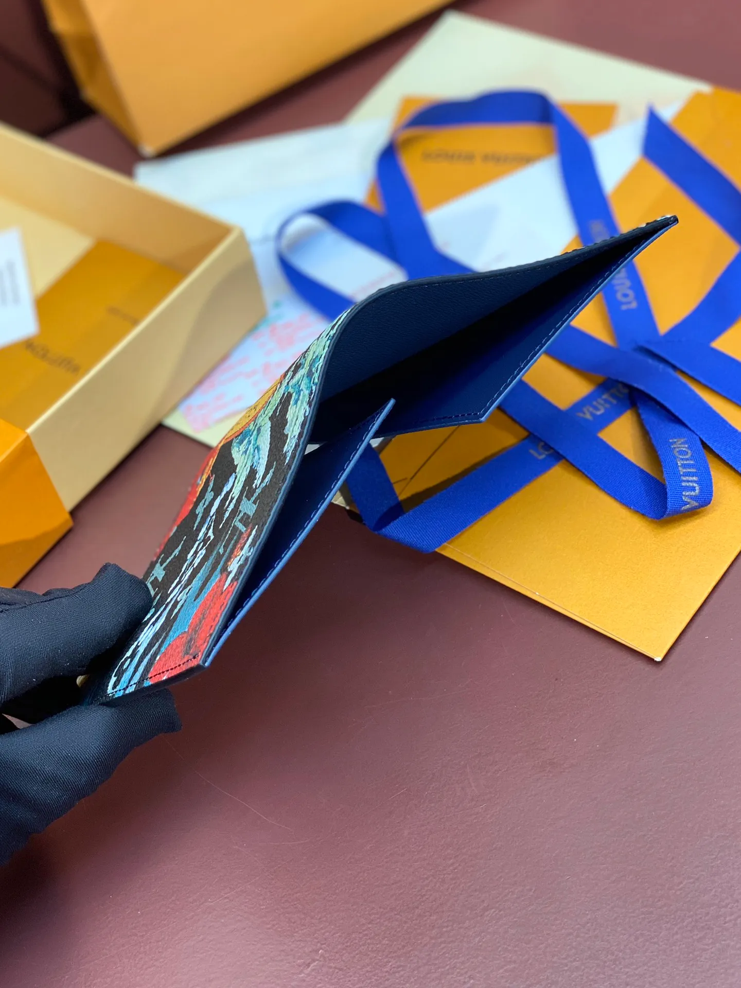 💰340 N64501 Skateboard 🛹 Royal blue! Passport holder! The perfect companion for traveling in style. Lined with luxurious grained calfskin and featuring a multi-compartment interior, this is a classic travel accessory. The image of a giraffe carrying a gorgeous Louis Vuitton handbag and making a shopping spree transforms this elegant passport holder into the embodiment of cuteness. 10.0 x 14.0 x 2.5 cm (length x height x width).