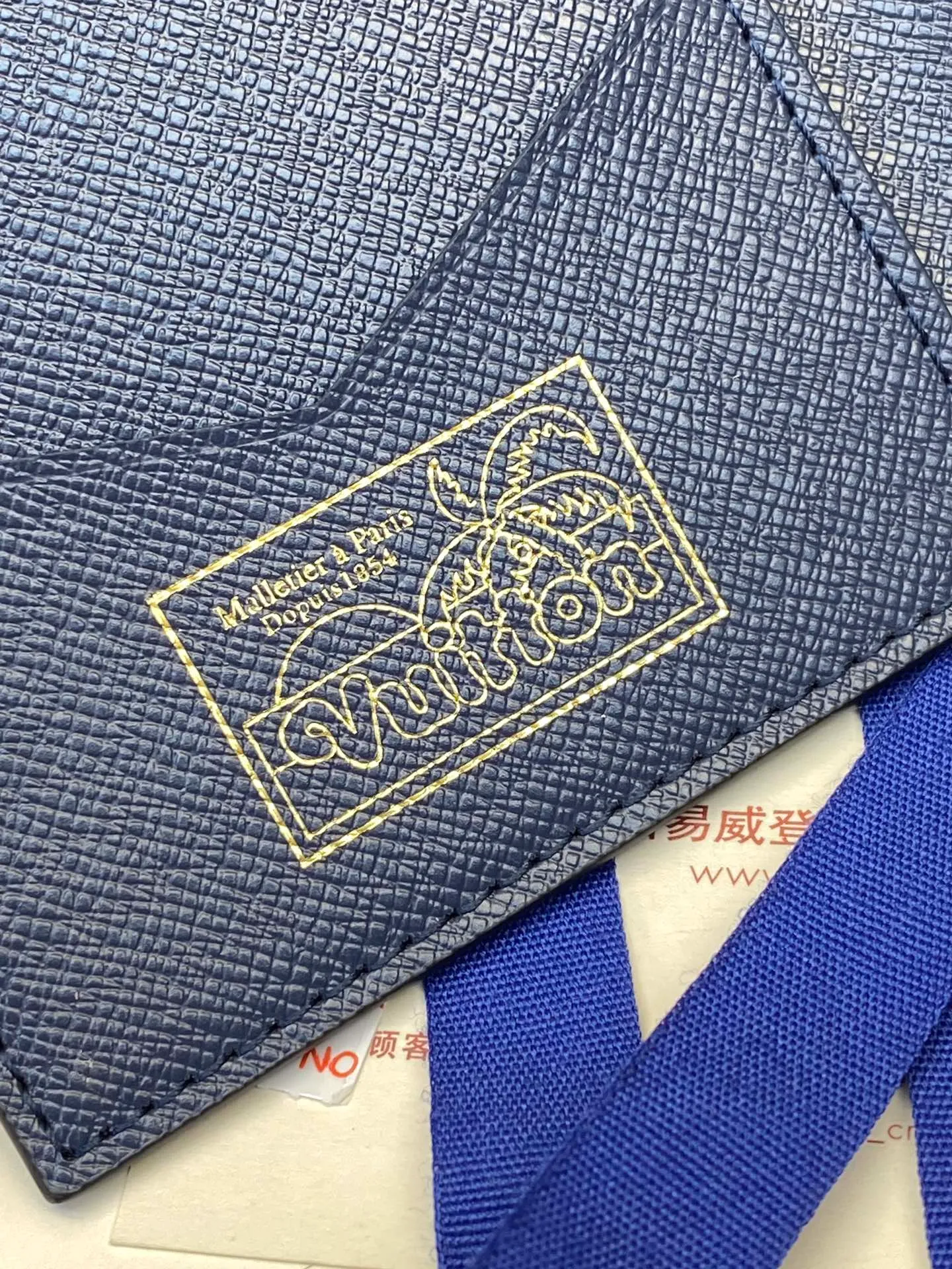 💰340 N64501 Skateboard 🛹 Royal blue! Passport holder! The perfect companion for traveling in style. Lined with luxurious grained calfskin and featuring a multi-compartment interior, this is a classic travel accessory. The image of a giraffe carrying a gorgeous Louis Vuitton handbag and making a shopping spree transforms this elegant passport holder into the embodiment of cuteness. 10.0 x 14.0 x 2.5 cm (length x height x width).