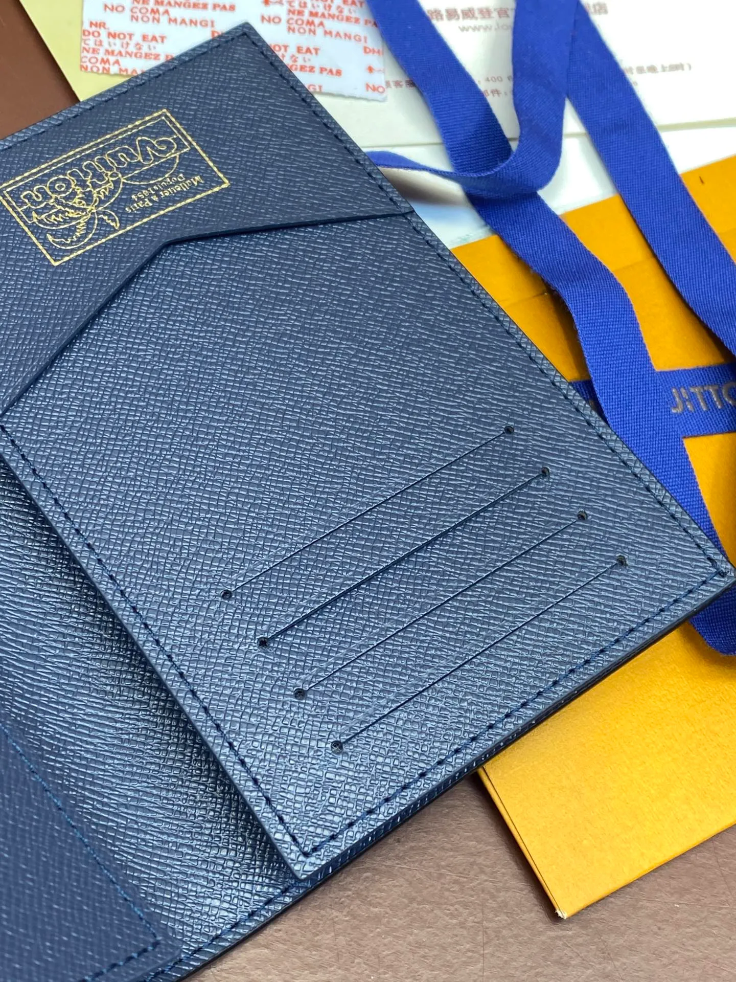 💰340 N64501 Skateboard 🛹 Royal blue! Passport holder! The perfect companion for traveling in style. Lined with luxurious grained calfskin and featuring a multi-compartment interior, this is a classic travel accessory. The image of a giraffe carrying a gorgeous Louis Vuitton handbag and making a shopping spree transforms this elegant passport holder into the embodiment of cuteness. 10.0 x 14.0 x 2.5 cm (length x height x width).