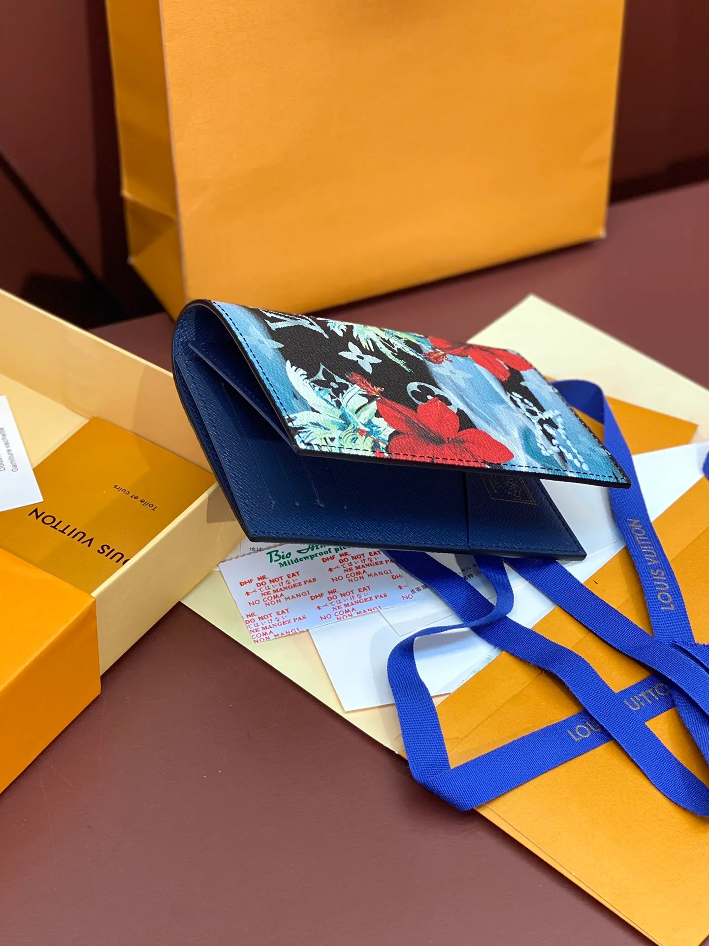 💰340 N64501 Skateboard 🛹 Royal blue! Passport holder! The perfect companion for traveling in style. Lined with luxurious grained calfskin and featuring a multi-compartment interior, this is a classic travel accessory. The image of a giraffe carrying a gorgeous Louis Vuitton handbag and making a shopping spree transforms this elegant passport holder into the embodiment of cuteness. 10.0 x 14.0 x 2.5 cm (length x height x width).