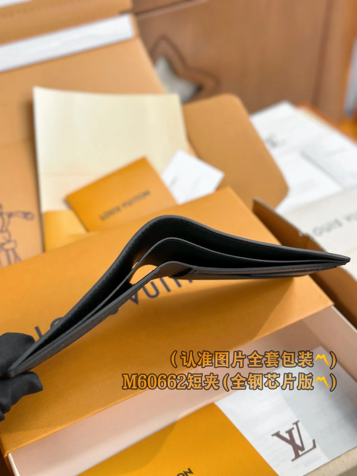 M60662 short clip! (〽️A grade all steel〽️) personalized customized version! Multiple money, exquisite and soft Epi leather is the best material to create a Multiple wallet. Compact in size yet highly functional, it has multiple pockets and compartments and can be easily stored in any pocket.  11.5 x 9 x 1.5 cm (length x height x width). Special grade 230
