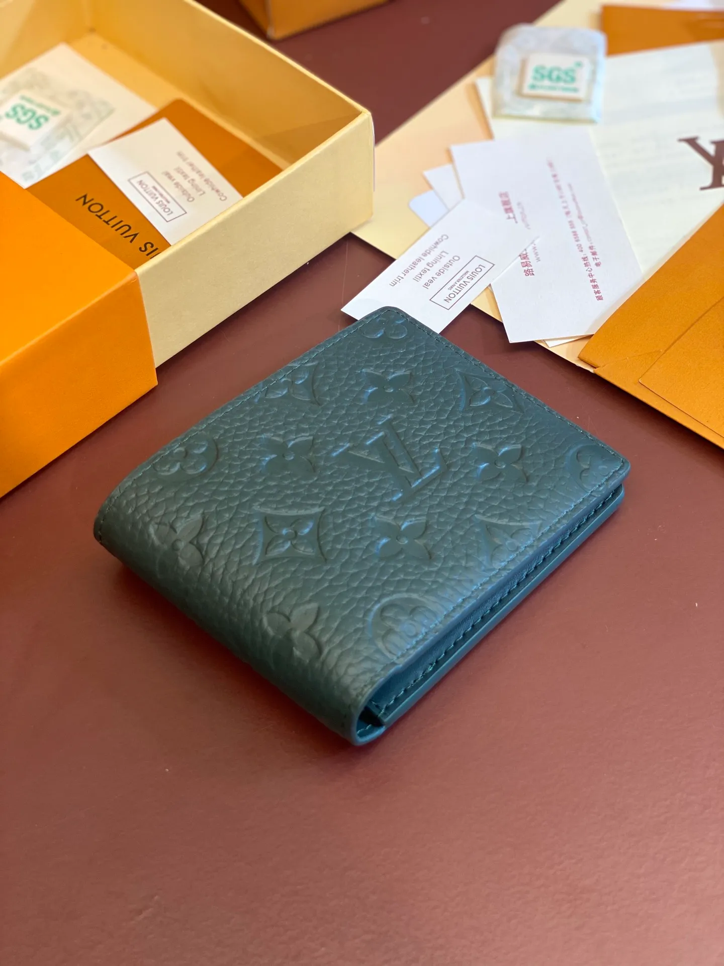 💰380 M69037 Green! Chip version, (made of top-grain cowhide), this Multiple wallet features the classic Monogram embossing on the full-grain Taurillon leather surface, creating a compact structure and concise lines. Card slots, interior pockets and compartments keep cash, receipts and more organized. Detailed features: 11.5 x 9 x 1.5 cm (length x height x width).