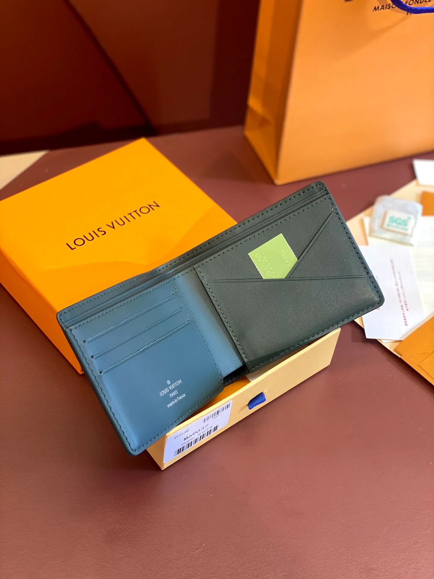 💰380 M69037 Green! Chip version, (made of top-grain cowhide), this Multiple wallet features the classic Monogram embossing on the full-grain Taurillon leather surface, creating a compact structure and concise lines. Card slots, interior pockets and compartments keep cash, receipts and more organized. Detailed features: 11.5 x 9 x 1.5 cm (length x height x width).