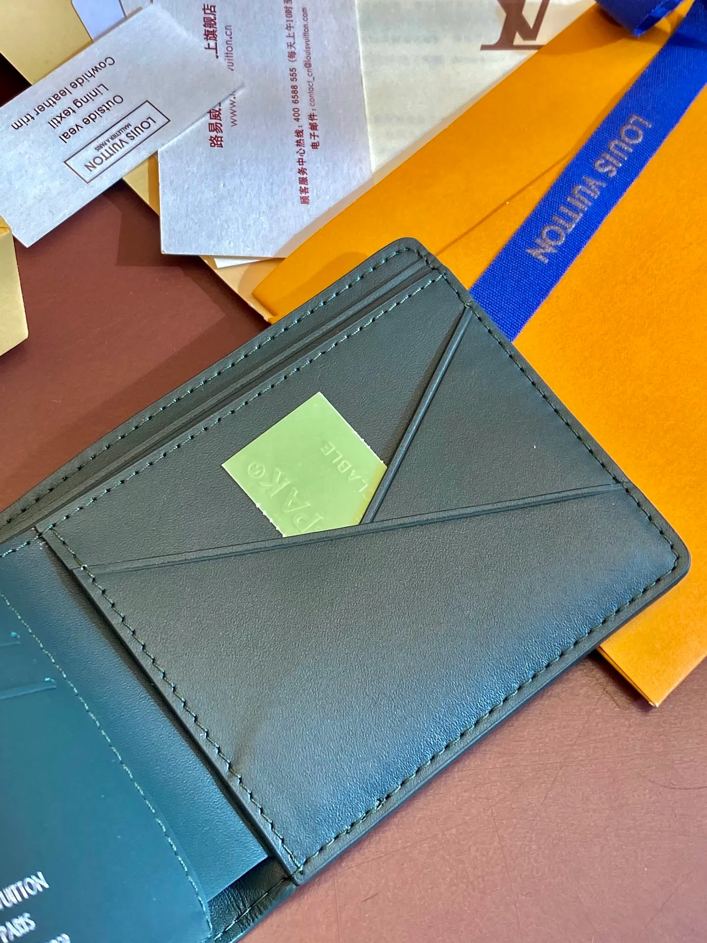 💰380 M69037 Green! Chip version, (made of top-grain cowhide), this Multiple wallet features the classic Monogram embossing on the full-grain Taurillon leather surface, creating a compact structure and concise lines. Card slots, interior pockets and compartments keep cash, receipts and more organized. Detailed features: 11.5 x 9 x 1.5 cm (length x height x width).