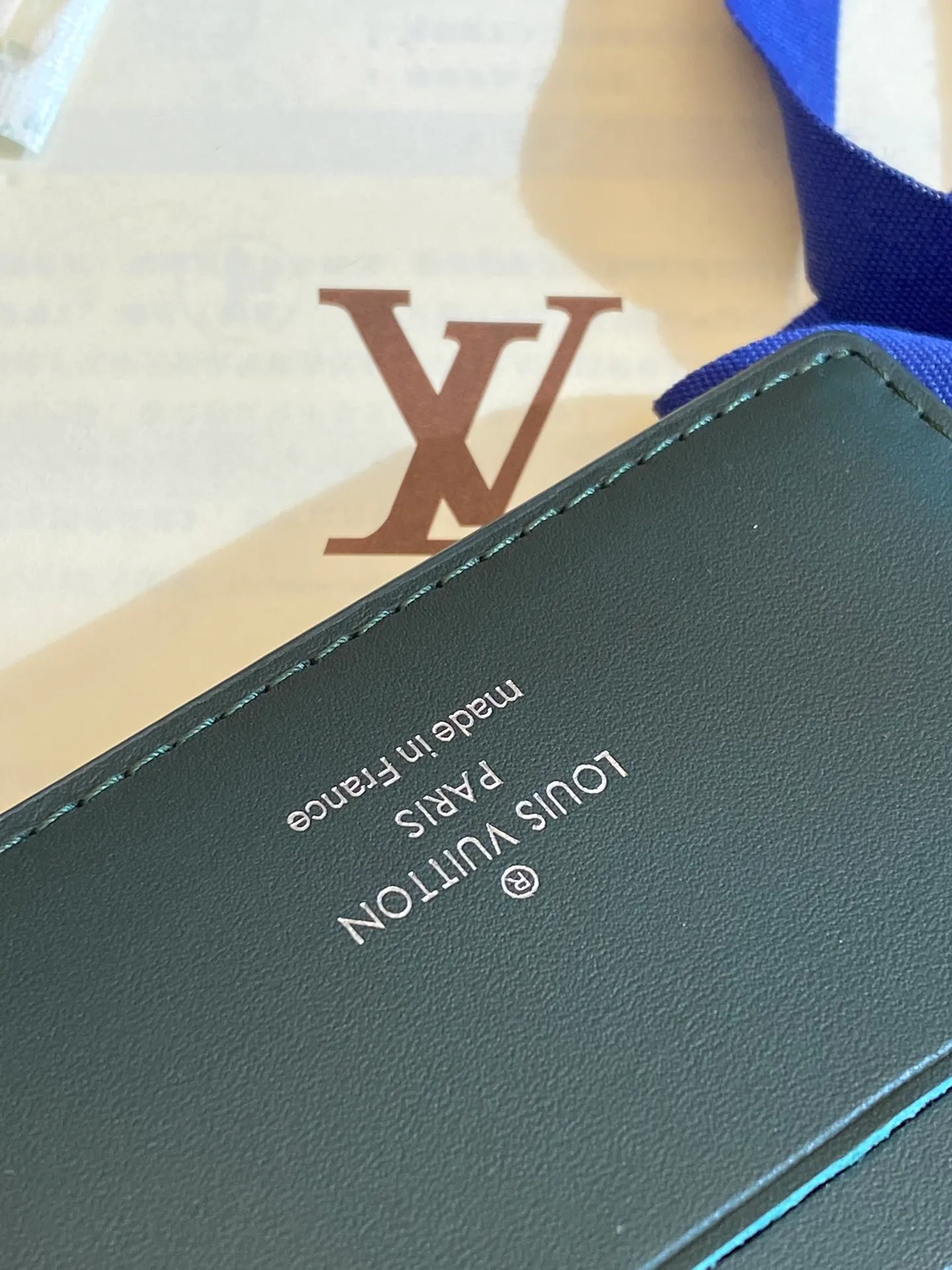 💰380 M69037 Green! Chip version, (made of top-grain cowhide), this Multiple wallet features the classic Monogram embossing on the full-grain Taurillon leather surface, creating a compact structure and concise lines. Card slots, interior pockets and compartments keep cash, receipts and more organized. Detailed features: 11.5 x 9 x 1.5 cm (length x height x width).