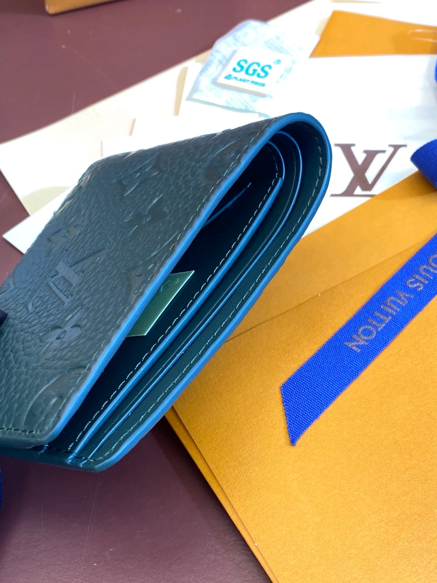 💰380 M69037 Green! Chip version, (made of top-grain cowhide), this Multiple wallet features the classic Monogram embossing on the full-grain Taurillon leather surface, creating a compact structure and concise lines. Card slots, interior pockets and compartments keep cash, receipts and more organized. Detailed features: 11.5 x 9 x 1.5 cm (length x height x width).