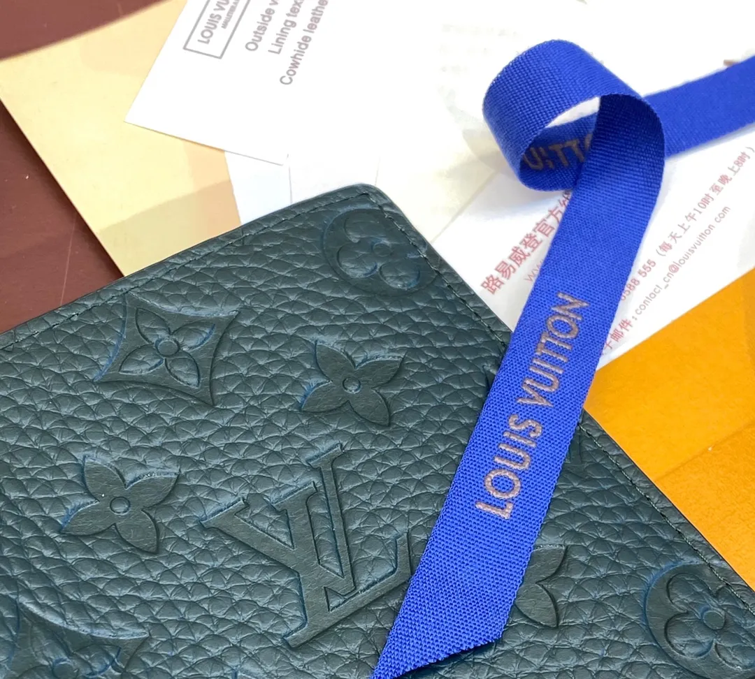 💰380 M69037 Green! Chip version, (made of top-grain cowhide), this Multiple wallet features the classic Monogram embossing on the full-grain Taurillon leather surface, creating a compact structure and concise lines. Card slots, interior pockets and compartments keep cash, receipts and more organized. Detailed features: 11.5 x 9 x 1.5 cm (length x height x width).