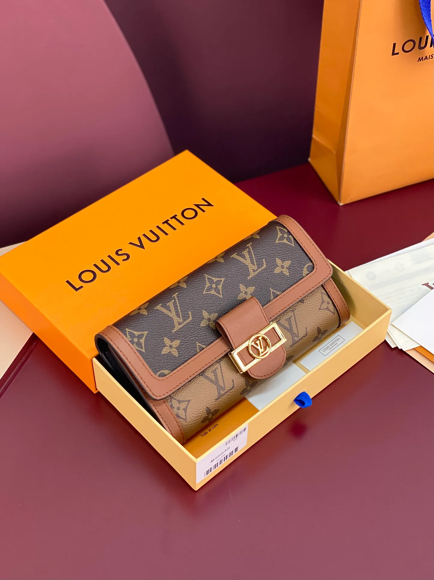 💰640 M46645 Yellow flower! This Sarah Dauphine wallet, Monogram and Monogram Reverse are embellished with a vintage Lv Circle lock in cow leather, cleverly combining the classic design of the Dauphine series. Card compartment and Monogram Reverse canvas coin bag. Dimensions:10x2x19cm.