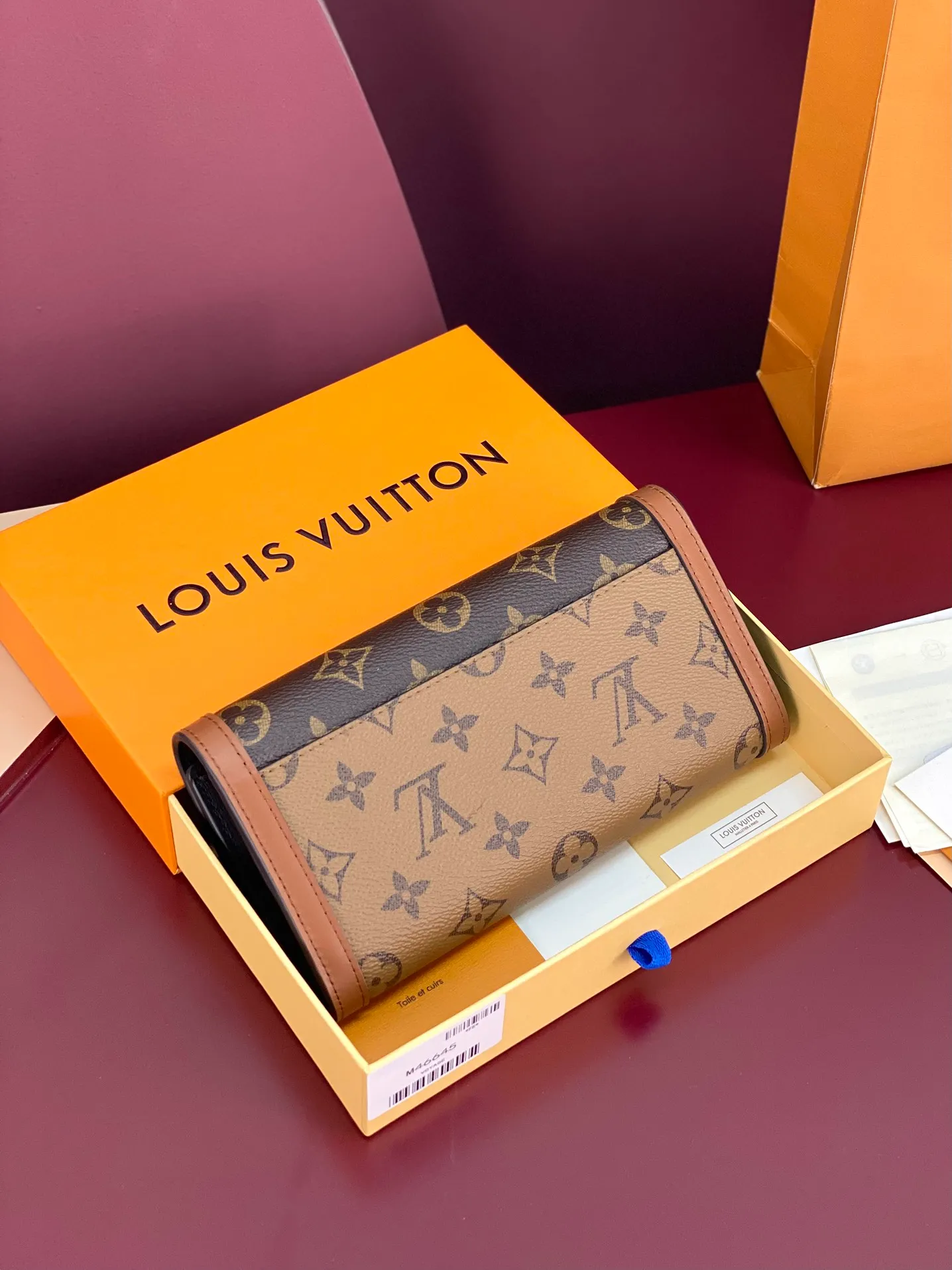 💰640 M46645 Yellow flower! This Sarah Dauphine wallet, Monogram and Monogram Reverse are embellished with a vintage Lv Circle lock in cow leather, cleverly combining the classic design of the Dauphine series. Card compartment and Monogram Reverse canvas coin bag. Dimensions:10x2x19cm.