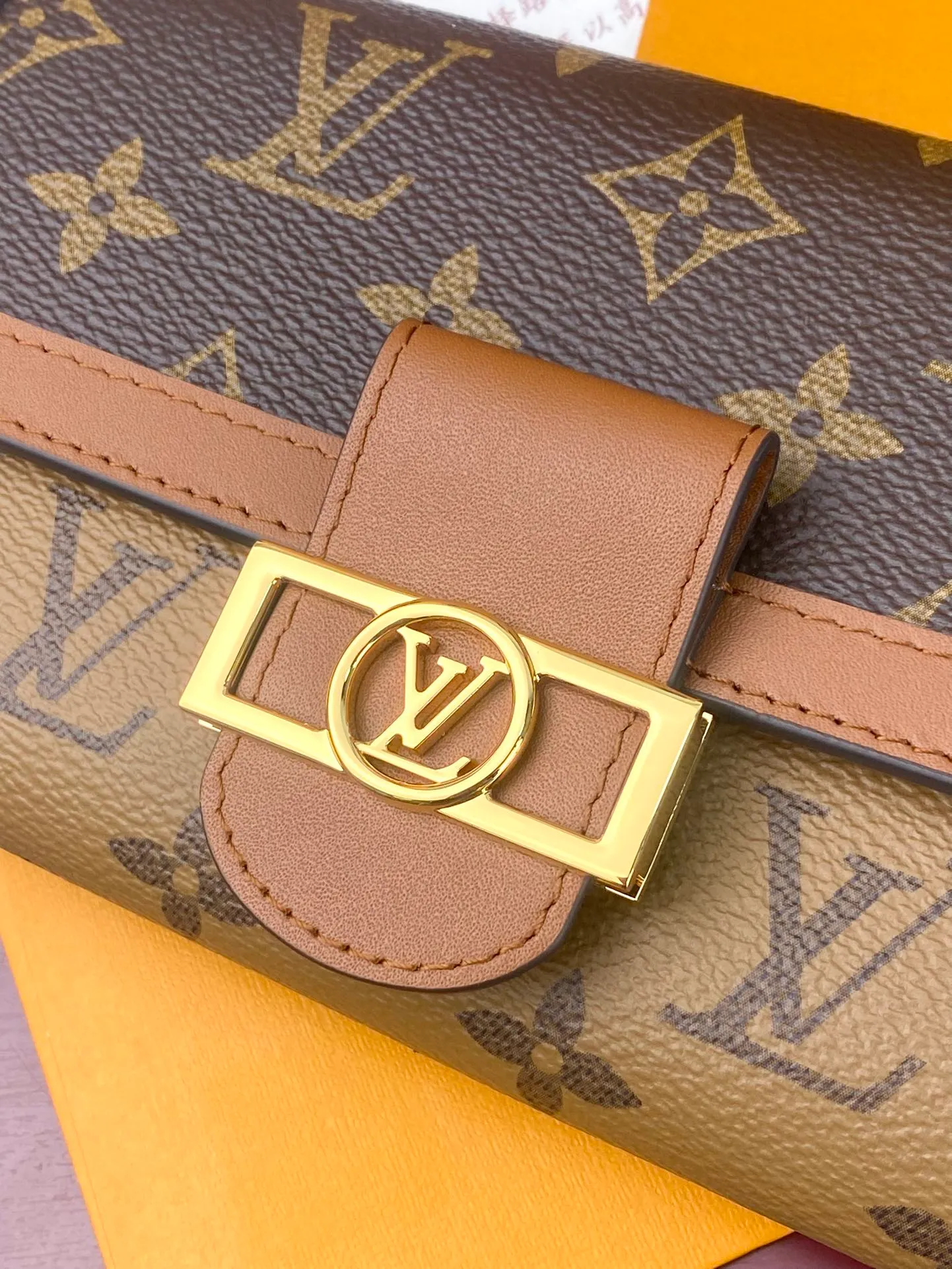 💰640 M46645 Yellow flower! This Sarah Dauphine wallet, Monogram and Monogram Reverse are embellished with a vintage Lv Circle lock in cow leather, cleverly combining the classic design of the Dauphine series. Card compartment and Monogram Reverse canvas coin bag. Dimensions:10x2x19cm.