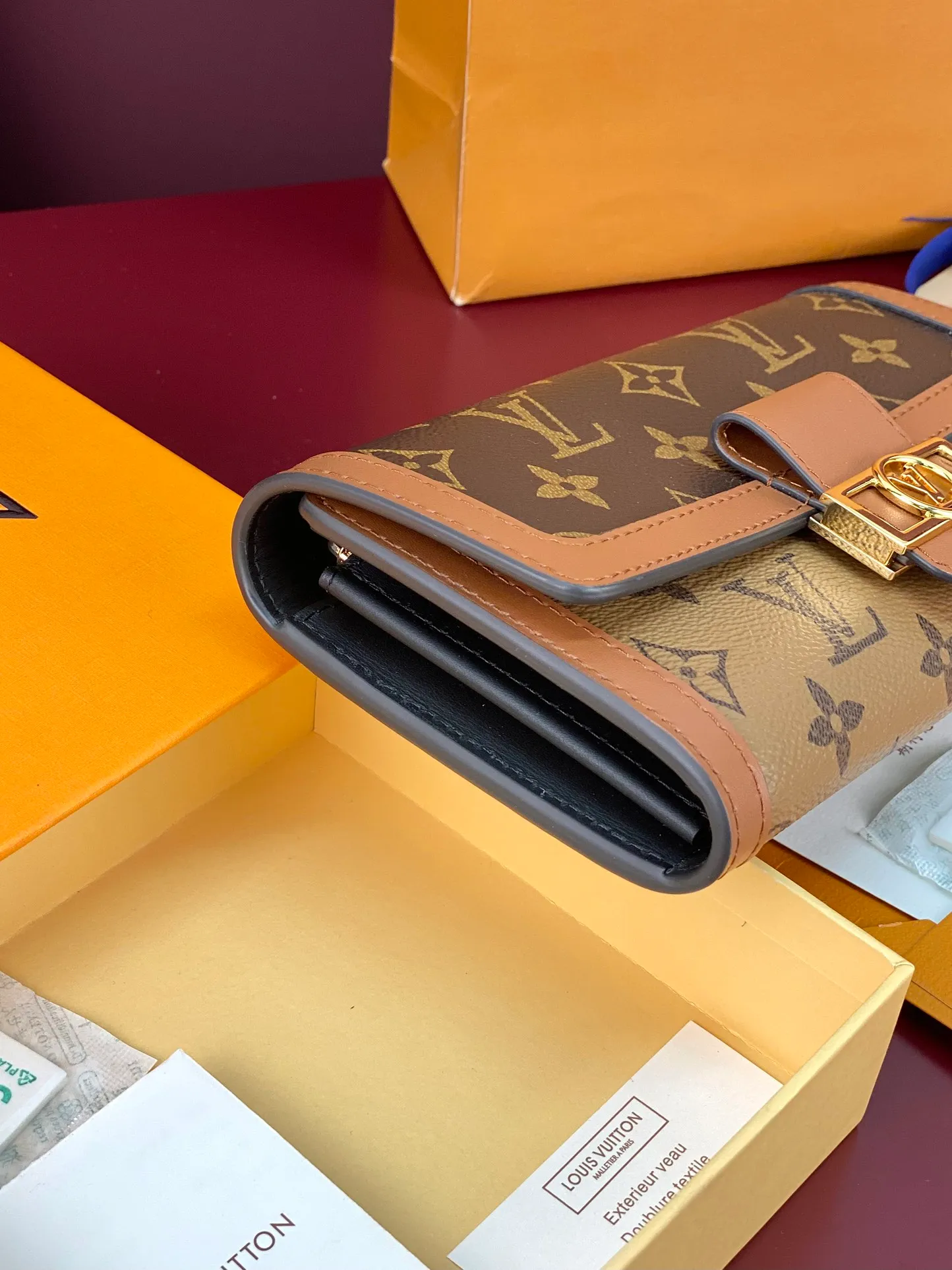 💰640 M46645 Yellow flower! This Sarah Dauphine wallet, Monogram and Monogram Reverse are embellished with a vintage Lv Circle lock in cow leather, cleverly combining the classic design of the Dauphine series. Card compartment and Monogram Reverse canvas coin bag. Dimensions:10x2x19cm.