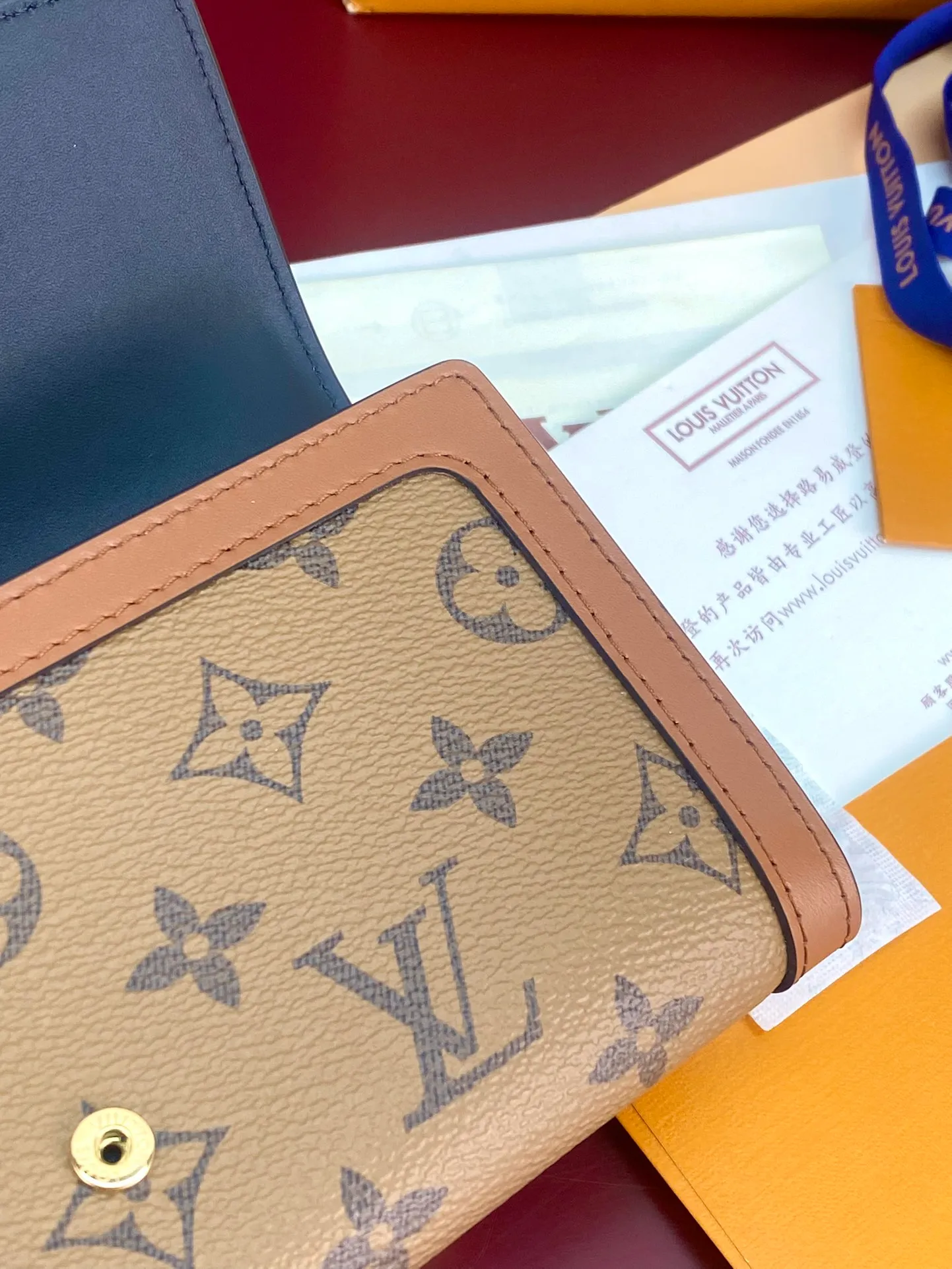 💰640 M46645 Yellow flower! This Sarah Dauphine wallet, Monogram and Monogram Reverse are embellished with a vintage Lv Circle lock in cow leather, cleverly combining the classic design of the Dauphine series. Card compartment and Monogram Reverse canvas coin bag. Dimensions:10x2x19cm.