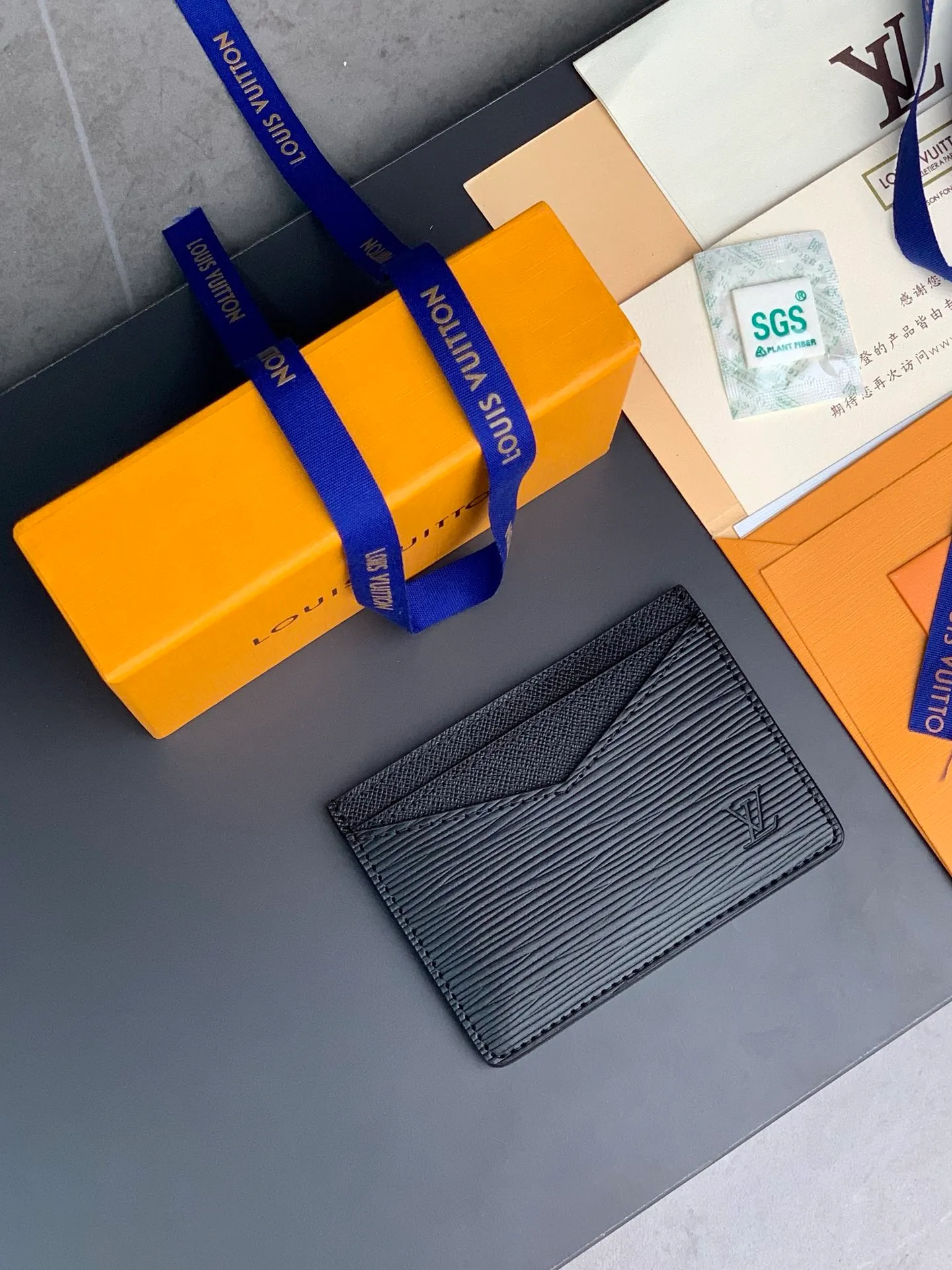 M60166 Water Corrugated Neo card holder made of Monogram Macassar canvas is the first choice for carrying important cards. Leather trimmings enhance the classic Louis Vuitton pattern. Detailed features 11 x 7 x 0.6 cm 💰260