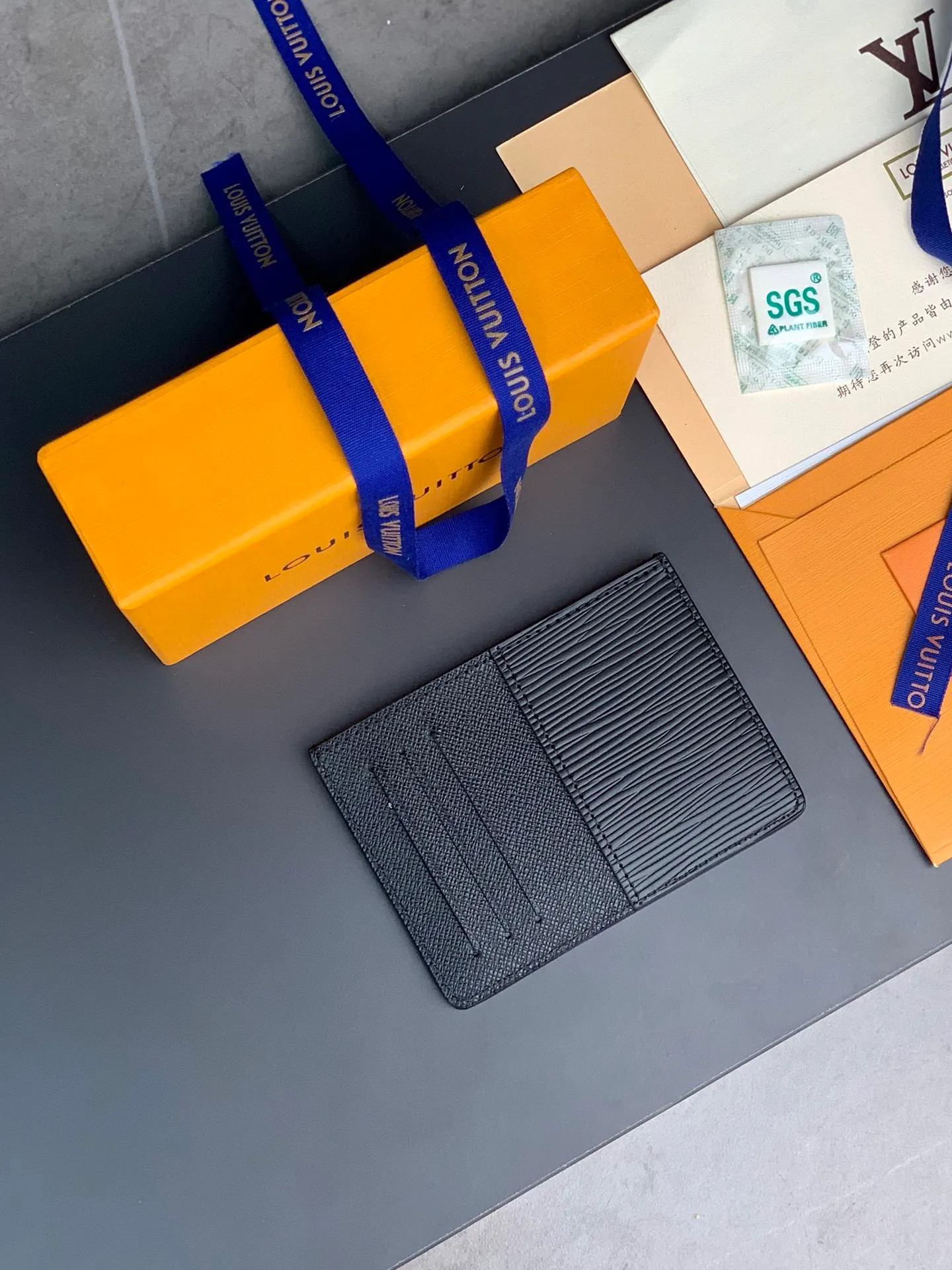 M60166 Water Corrugated Neo card holder made of Monogram Macassar canvas is the first choice for carrying important cards. Leather trimmings enhance the classic Louis Vuitton pattern. Detailed features 11 x 7 x 0.6 cm 💰260