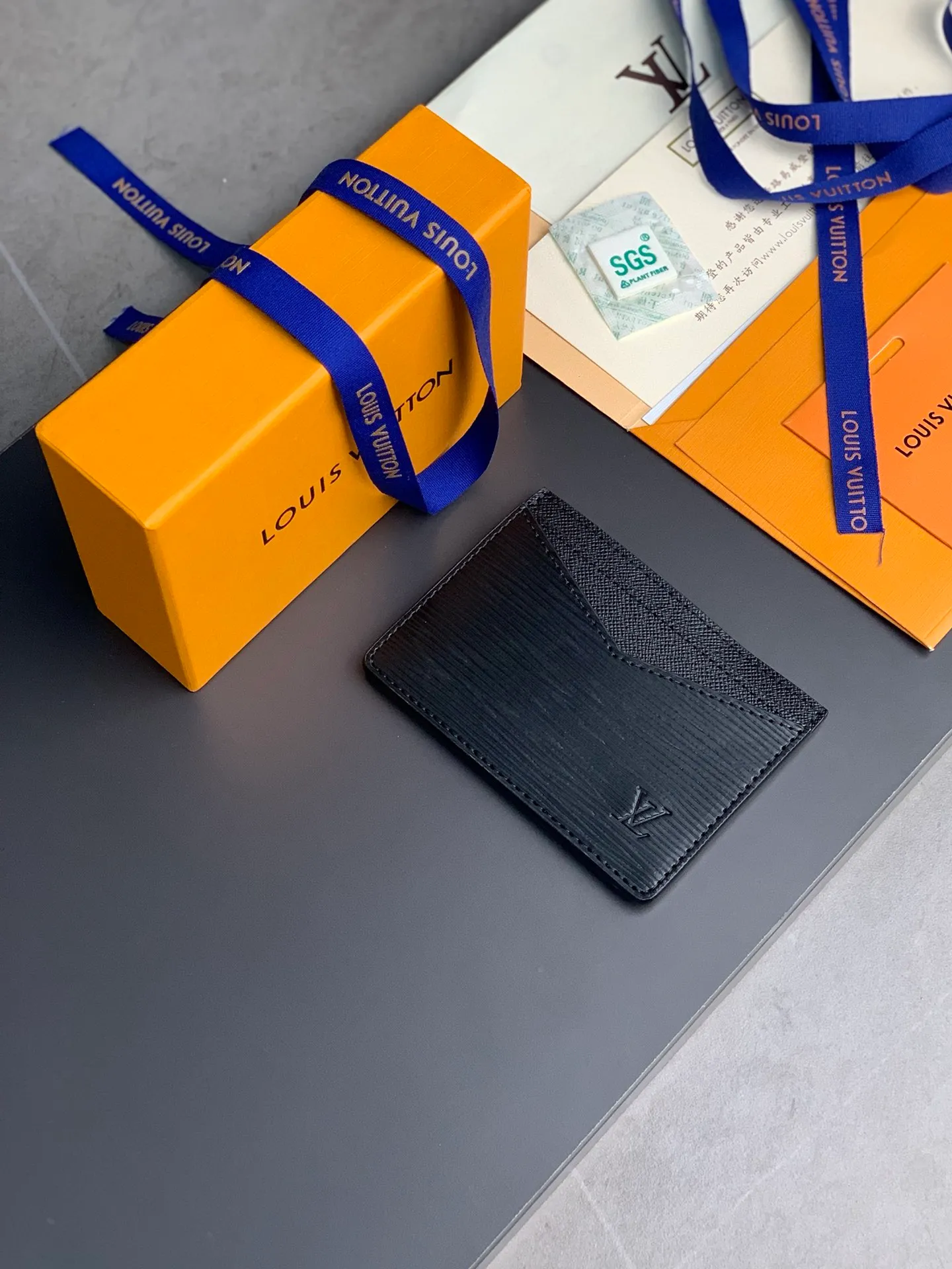 M60166 Water Corrugated Neo card holder made of Monogram Macassar canvas is the first choice for carrying important cards. Leather trimmings enhance the classic Louis Vuitton pattern. Detailed features 11 x 7 x 0.6 cm 💰260