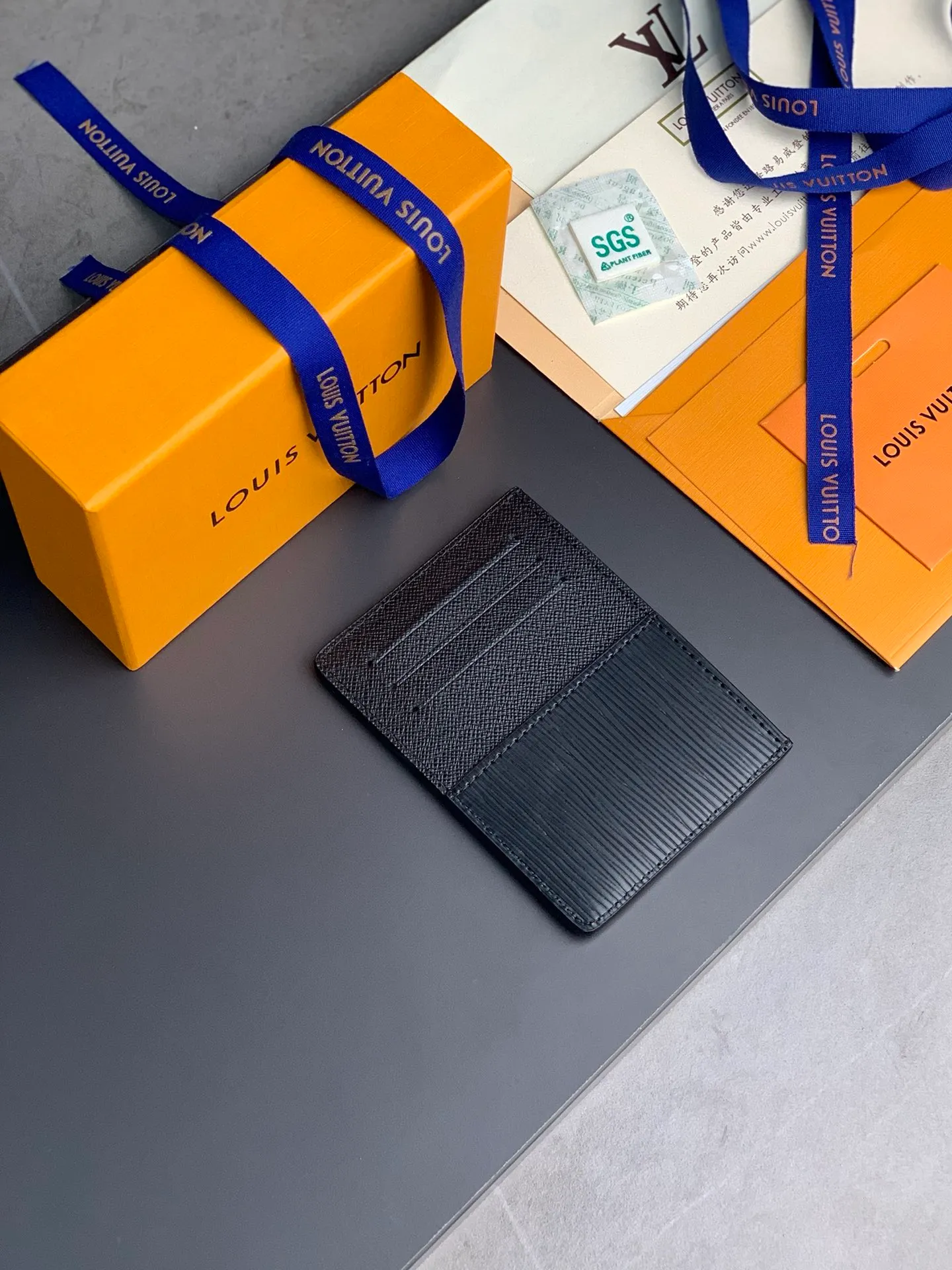 M60166 Water Corrugated Neo card holder made of Monogram Macassar canvas is the first choice for carrying important cards. Leather trimmings enhance the classic Louis Vuitton pattern. Detailed features 11 x 7 x 0.6 cm 💰260